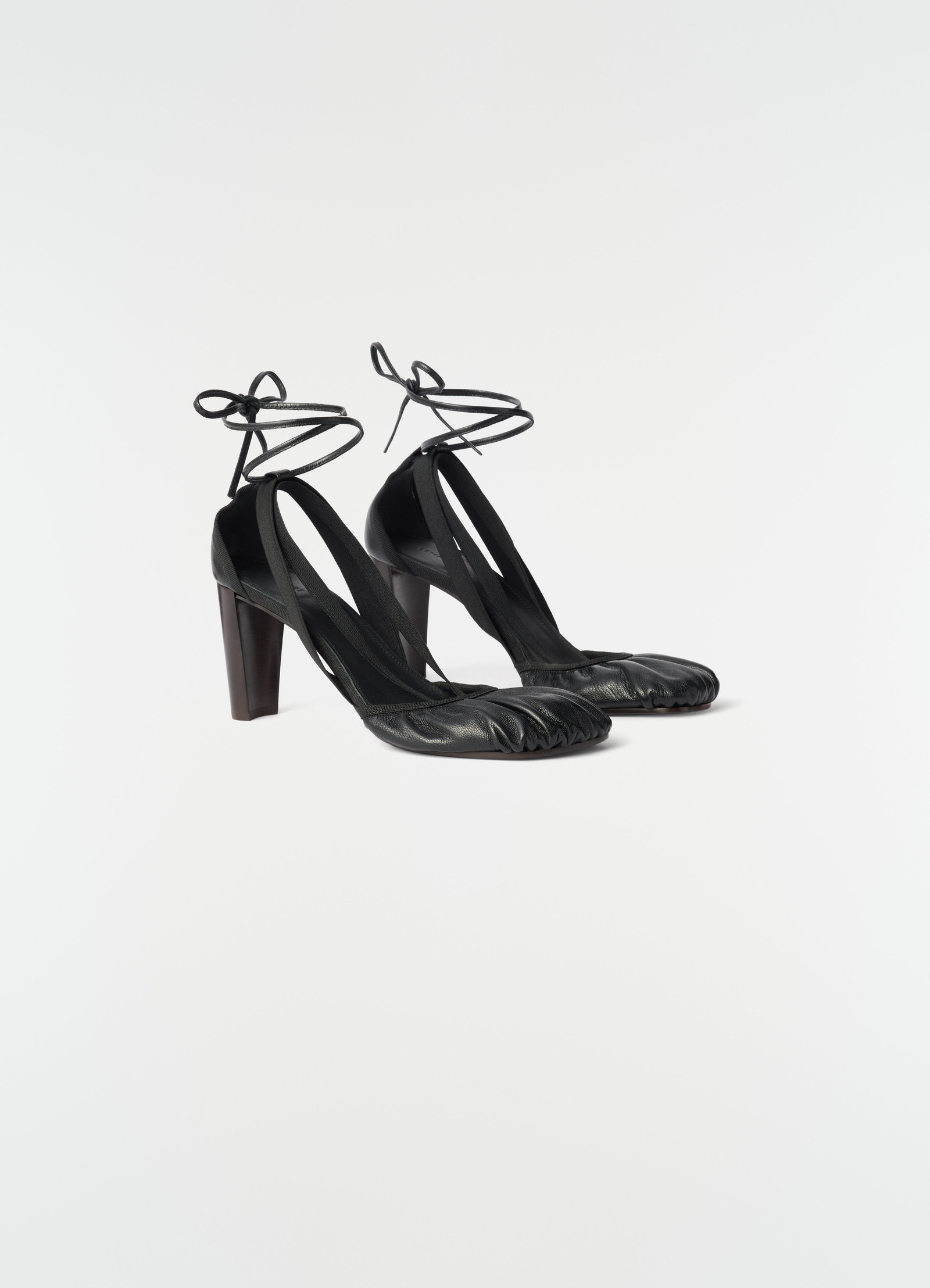 Ballerines à talons 80 mm pedille en cuir de chèvre, coloris noir, vue produit sur fond blanc, bandoulière visible, talon visible