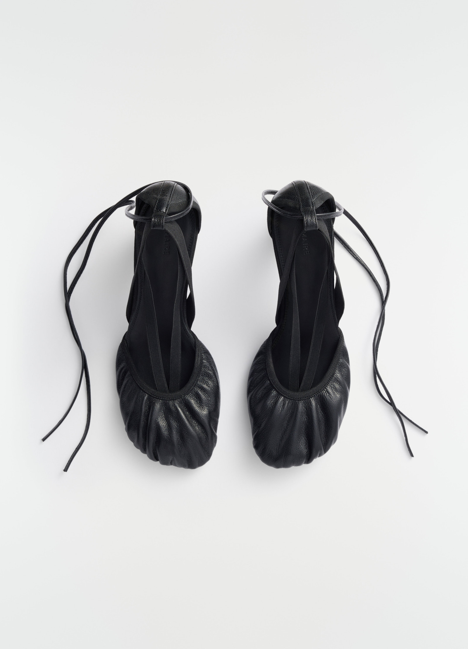 Ballerines à talons 80 mm pedille en cuir de chèvre, coloris noir, présenté à plat sur fond blanc, talon visible, lacets visibles