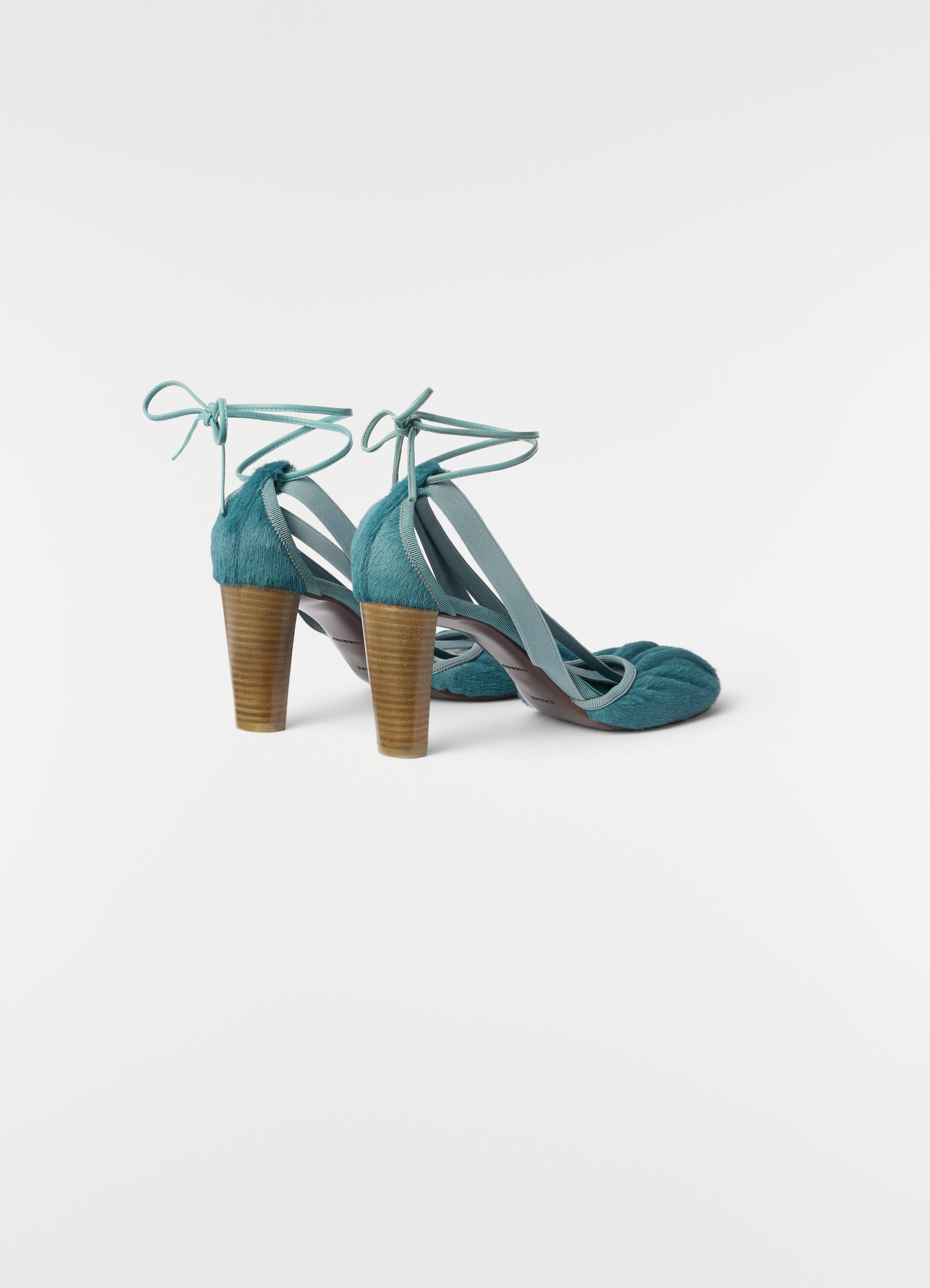 Ballerines à talons 80 mm pedille en cuir façon poulain, porté par un mannequin, vue de dos, talon visible