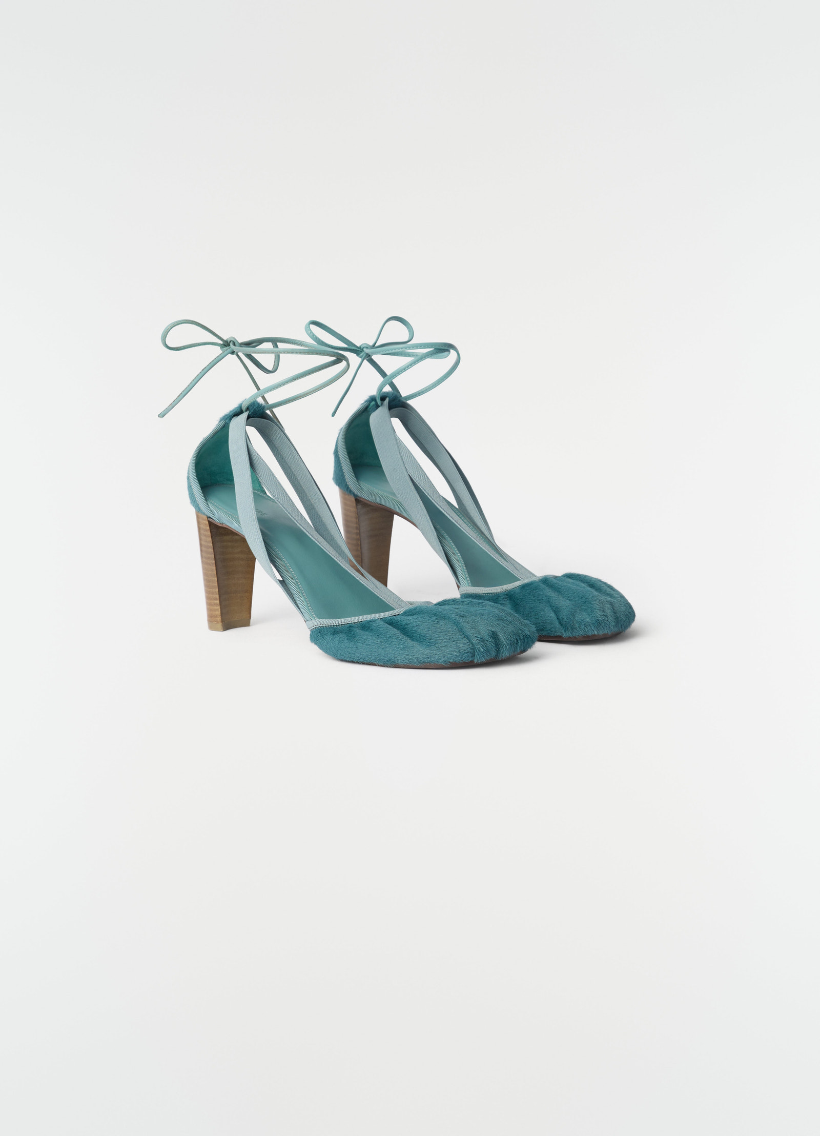 Ballerines à talons 80 mm pedille en cuir façon poulain, vue produit sur fond blanc, vue de profil, talon visible