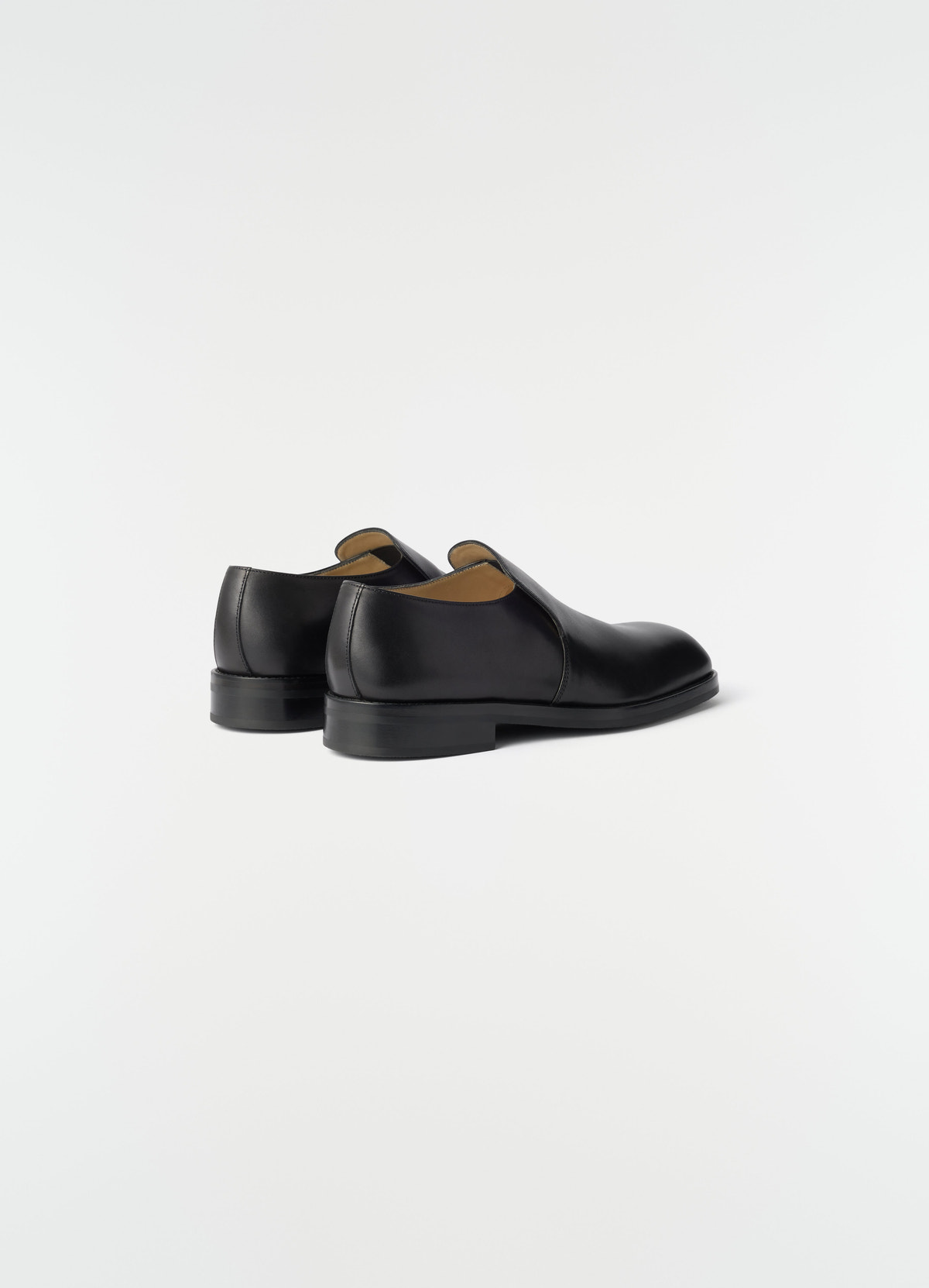 Mocassins formels en cuir brillant, coloris noir, vue produit sur fond blanc