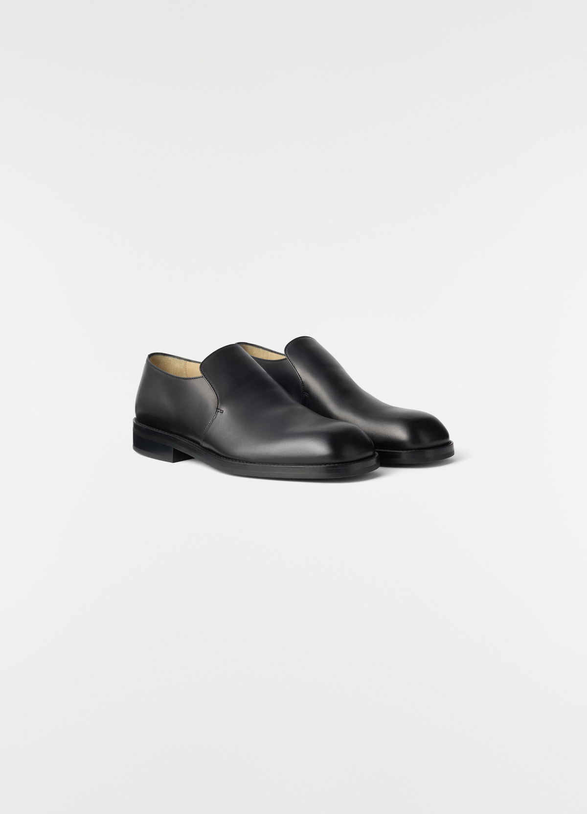 Mocassins formels en cuir brillant, coloris noir, vue produit sur fond blanc