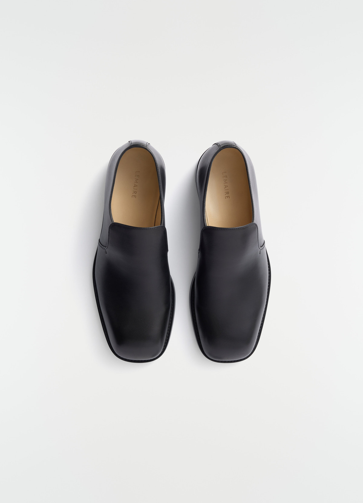 Mocassins formels en cuir brillant, coloris noir, présenté à plat sur fond blanc