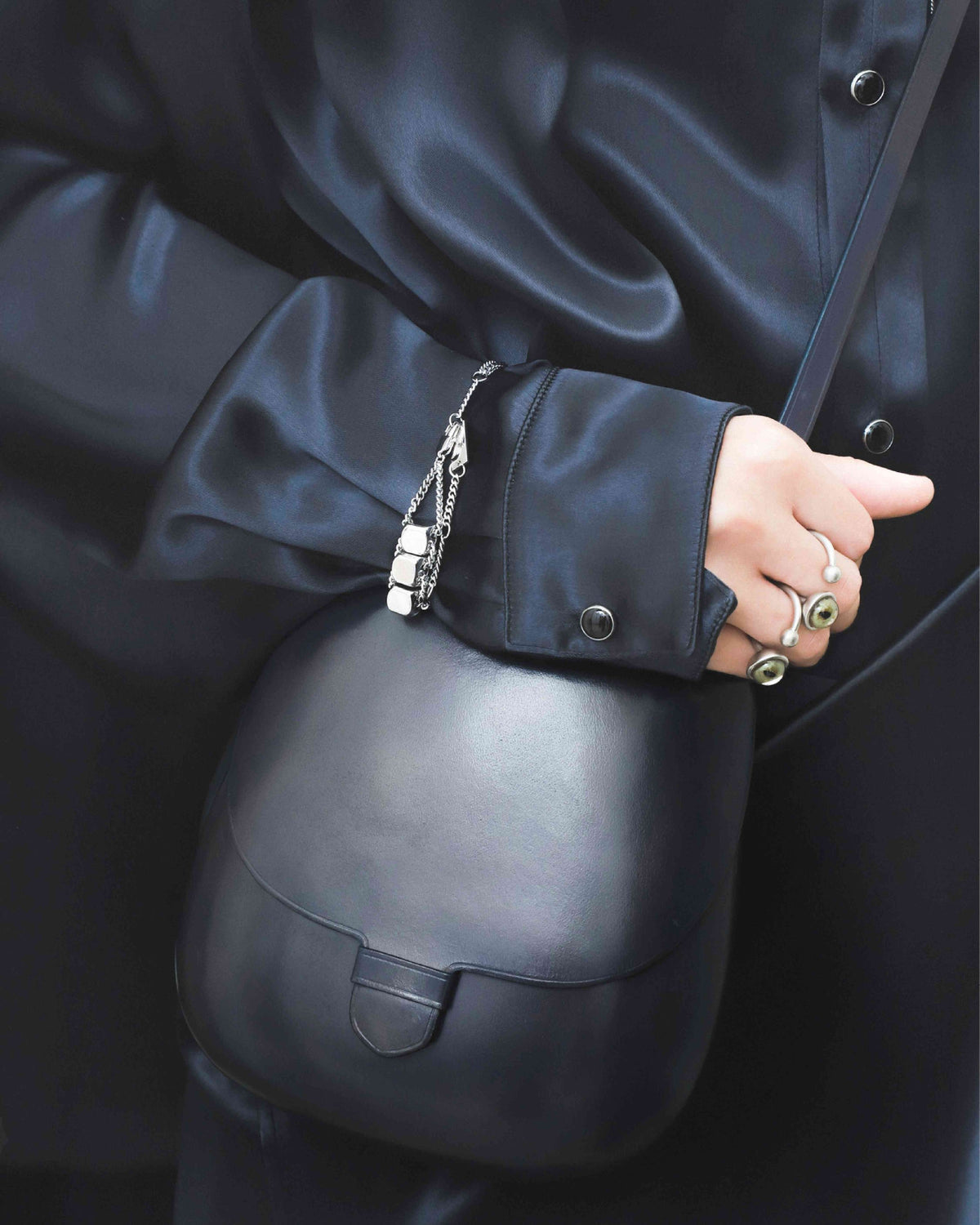 IL BUSSETTO FOR LEMAIRE SMALL CARTR in Black molded vegetable-tanned leath, product shot, Front side view Minimalist curved d