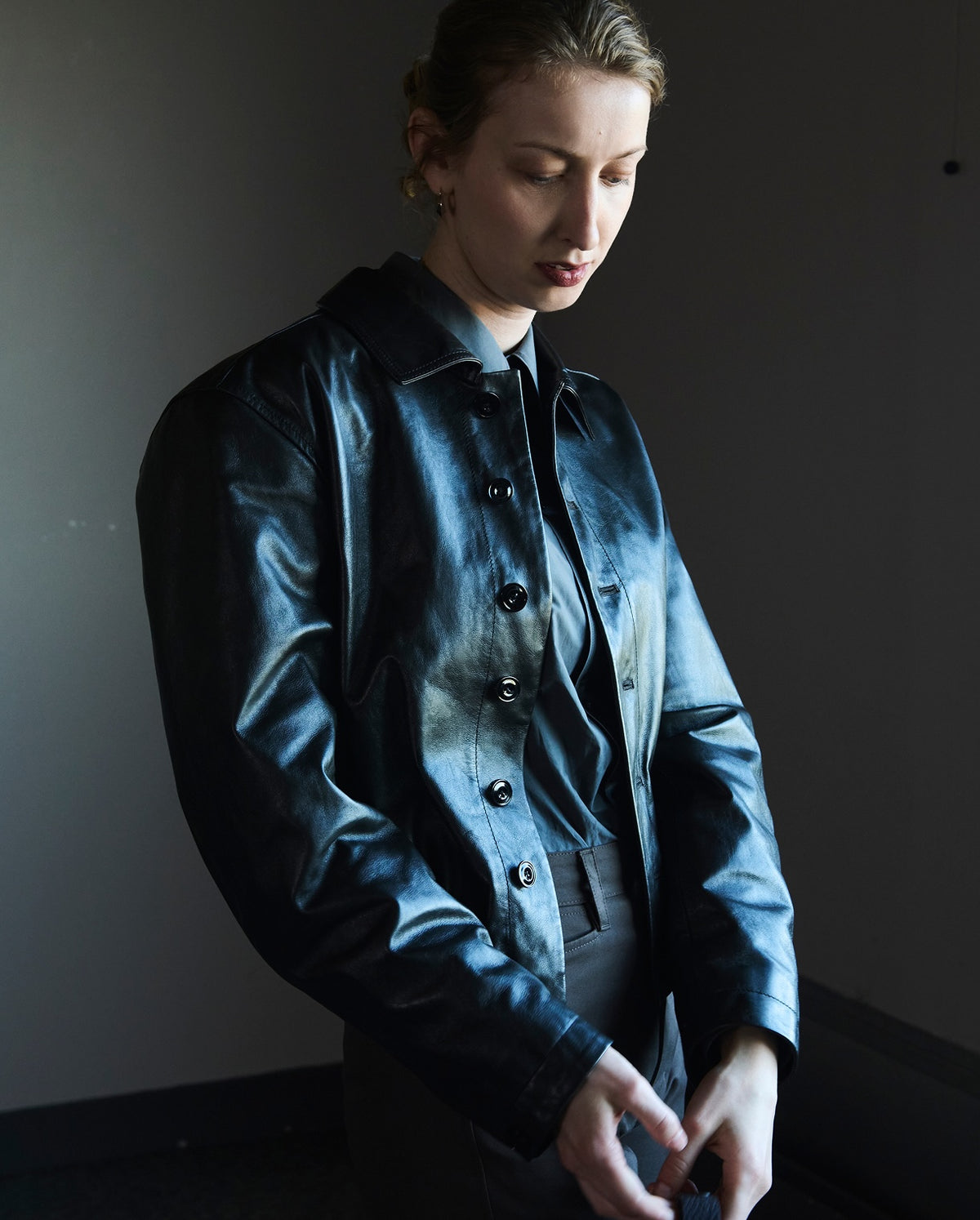 BLOUSON AUS WEICHEM LEDER, in Schwarz, von einem Model getragen, Vorderansicht, Knöpfe sichtbar