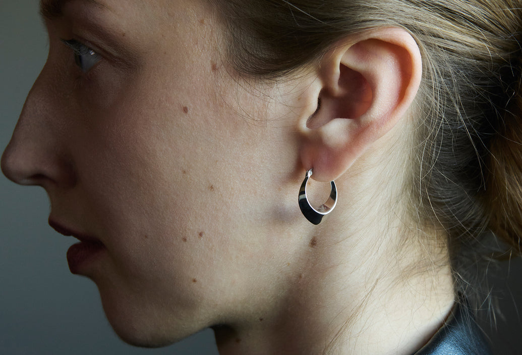 Créoles Drop edge en argent rhodié, vue produit sur fond blanc, vue de face