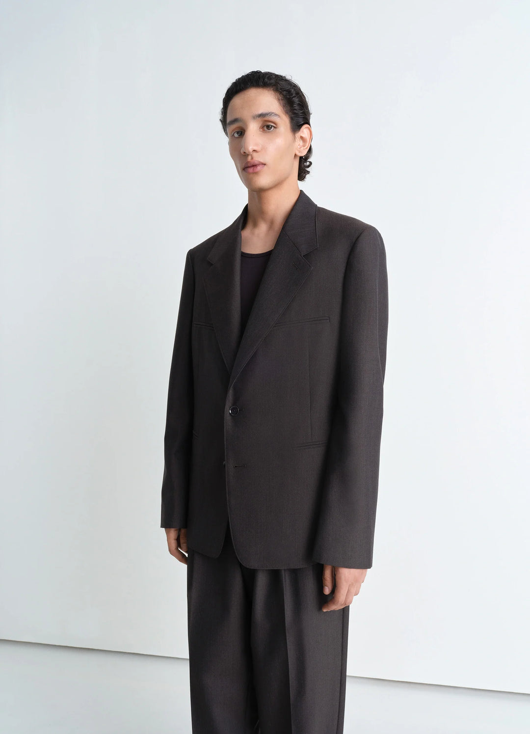 Lemaire Tailored Single Breasted Ja in Mélange Twill Poly-Wool, model shot, Front view Relaxed fit with single lapel