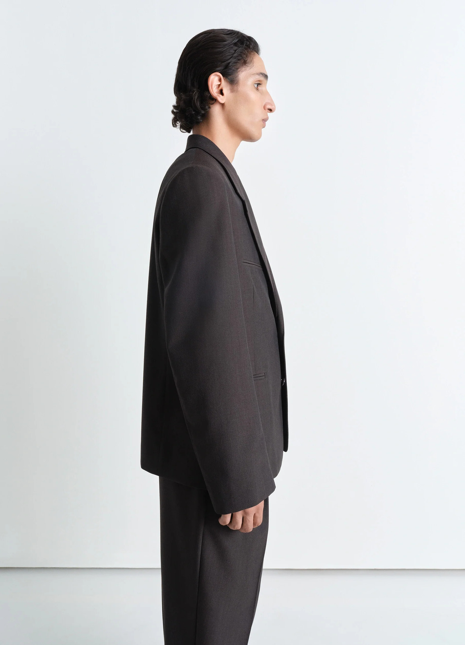 Lemaire tailored single breasted ja in mélange twill poly-wool, model shot, side view structured shoulder cut