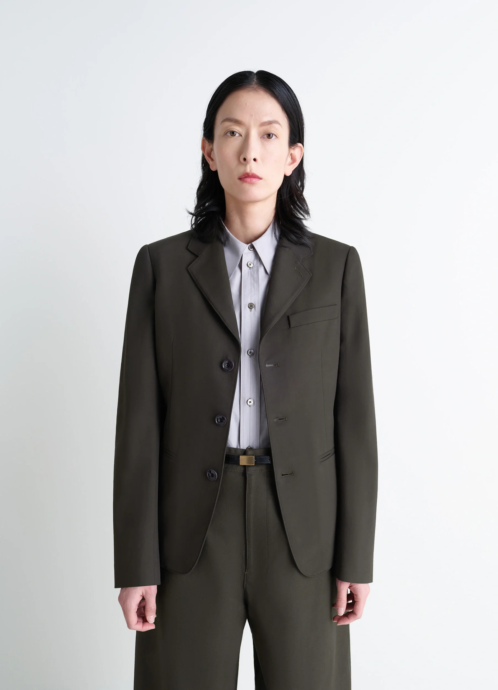 Single-breasted fitted tailored jac in wool and viscose blend gabardine, model shot, front view fitted cut, tailored