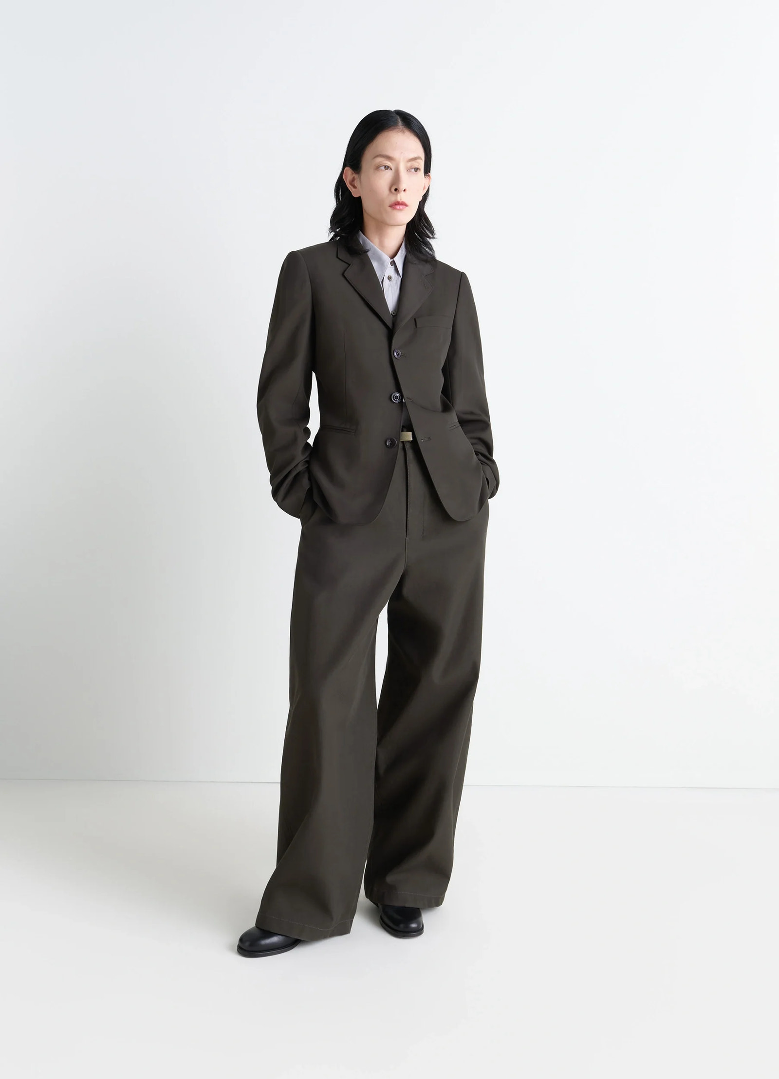 Single-breasted fitted tailored jac in wool and viscose blend gabardine, model shot, three-quarter view single-breasted, long