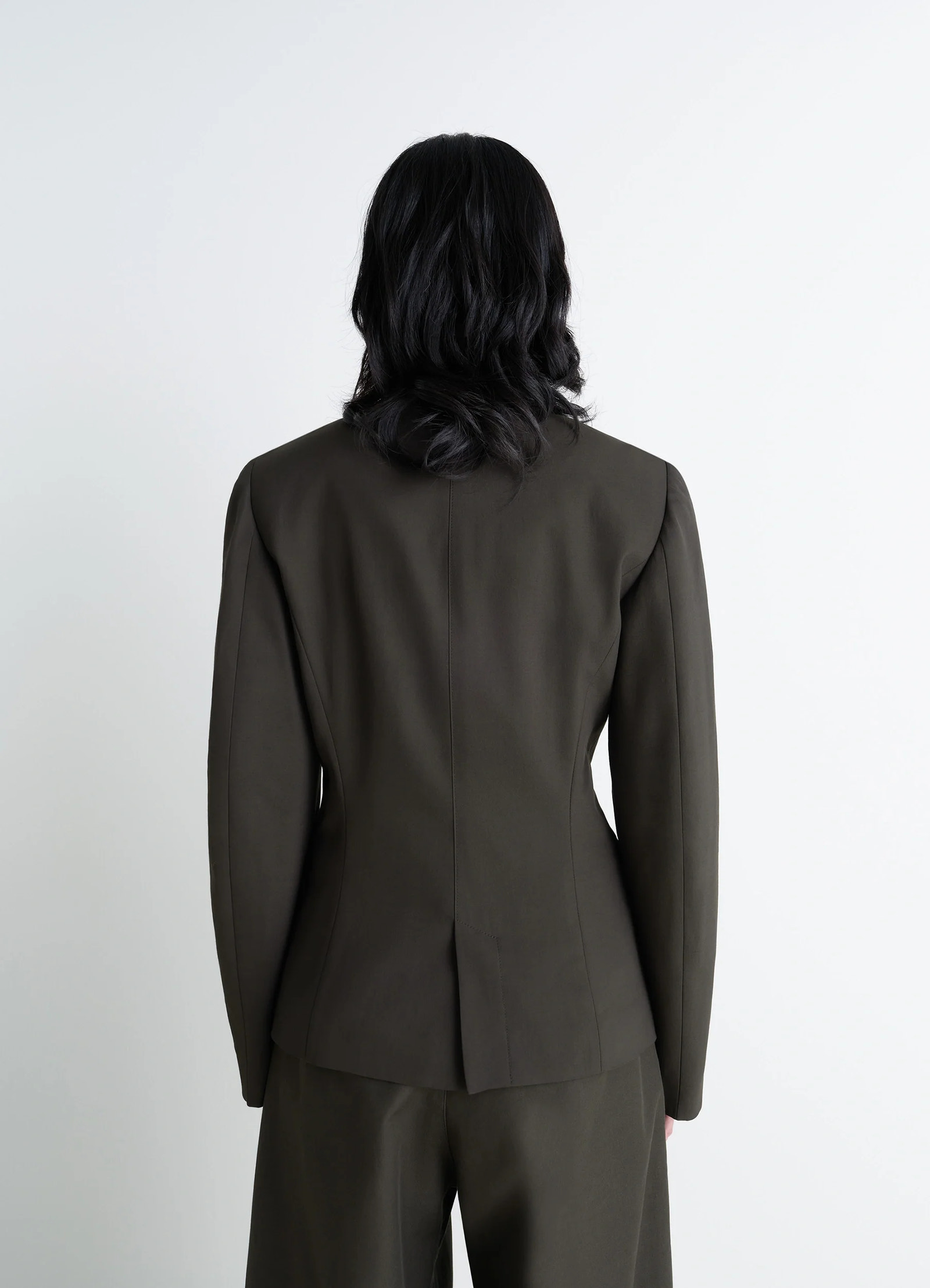 Single-breasted fitted tailored jac in wool and viscose blend gabardine, model shot, back view structured shoulders