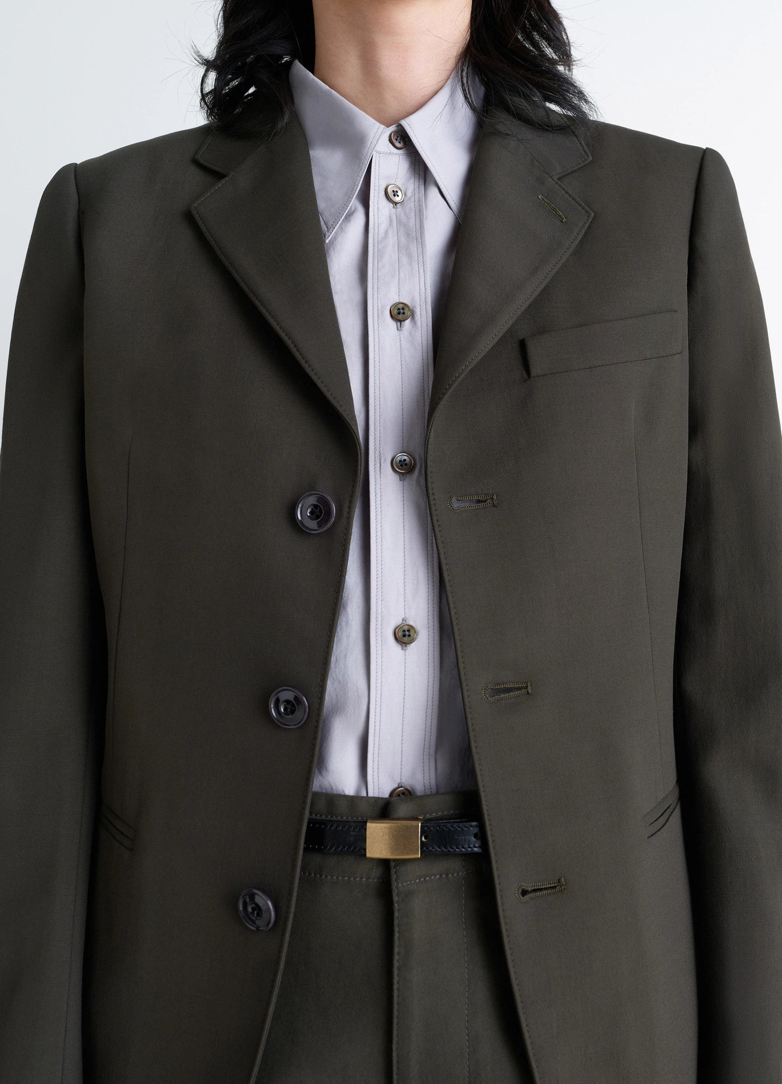 Single-breasted fitted tailored jac in wool and viscose blend gabardine, model shot, close-up front butto notched lapel and b