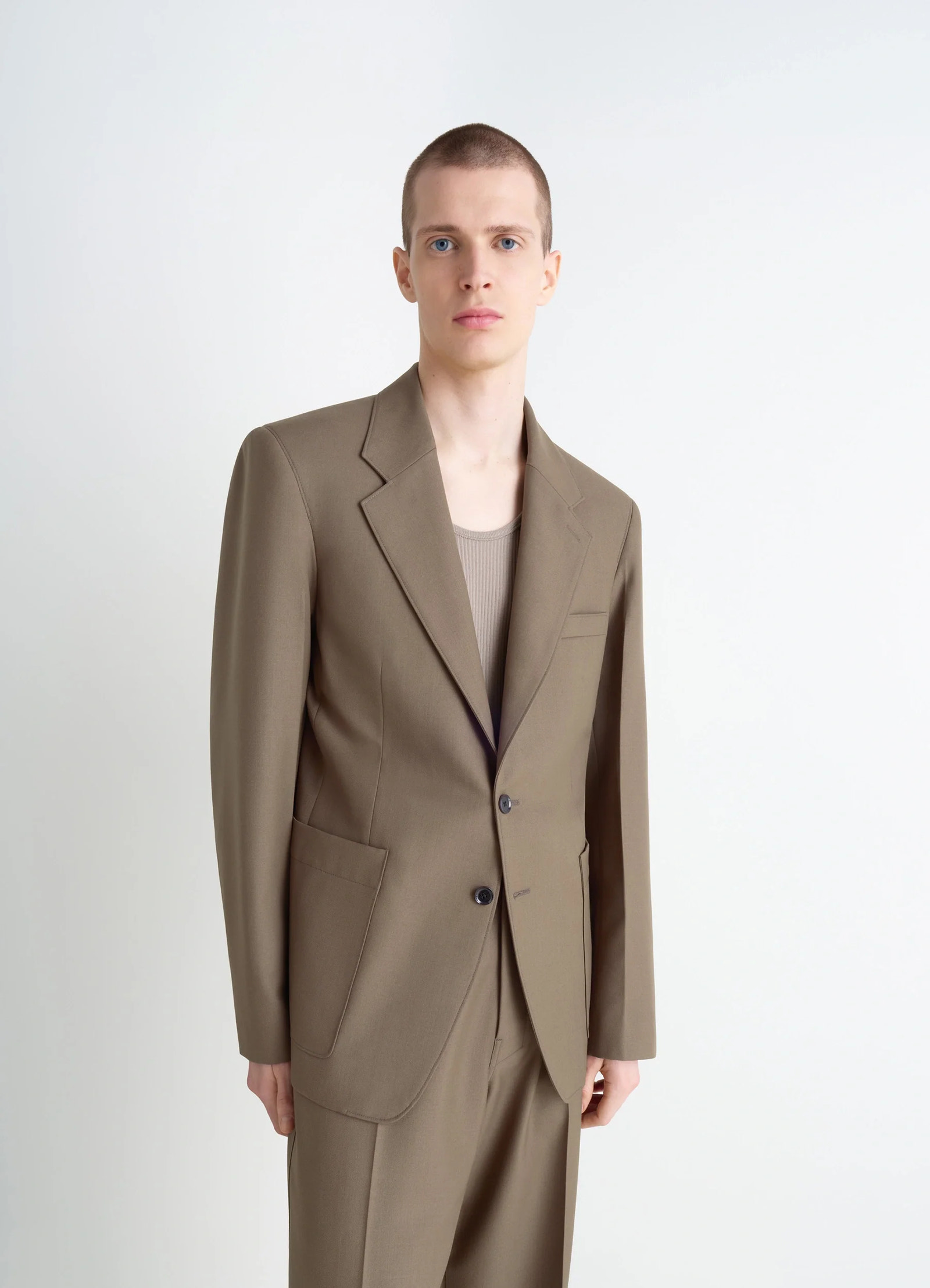 Tailored single breasted jacket in wool-blend in taupe, model shot, front view traditional tailored cut