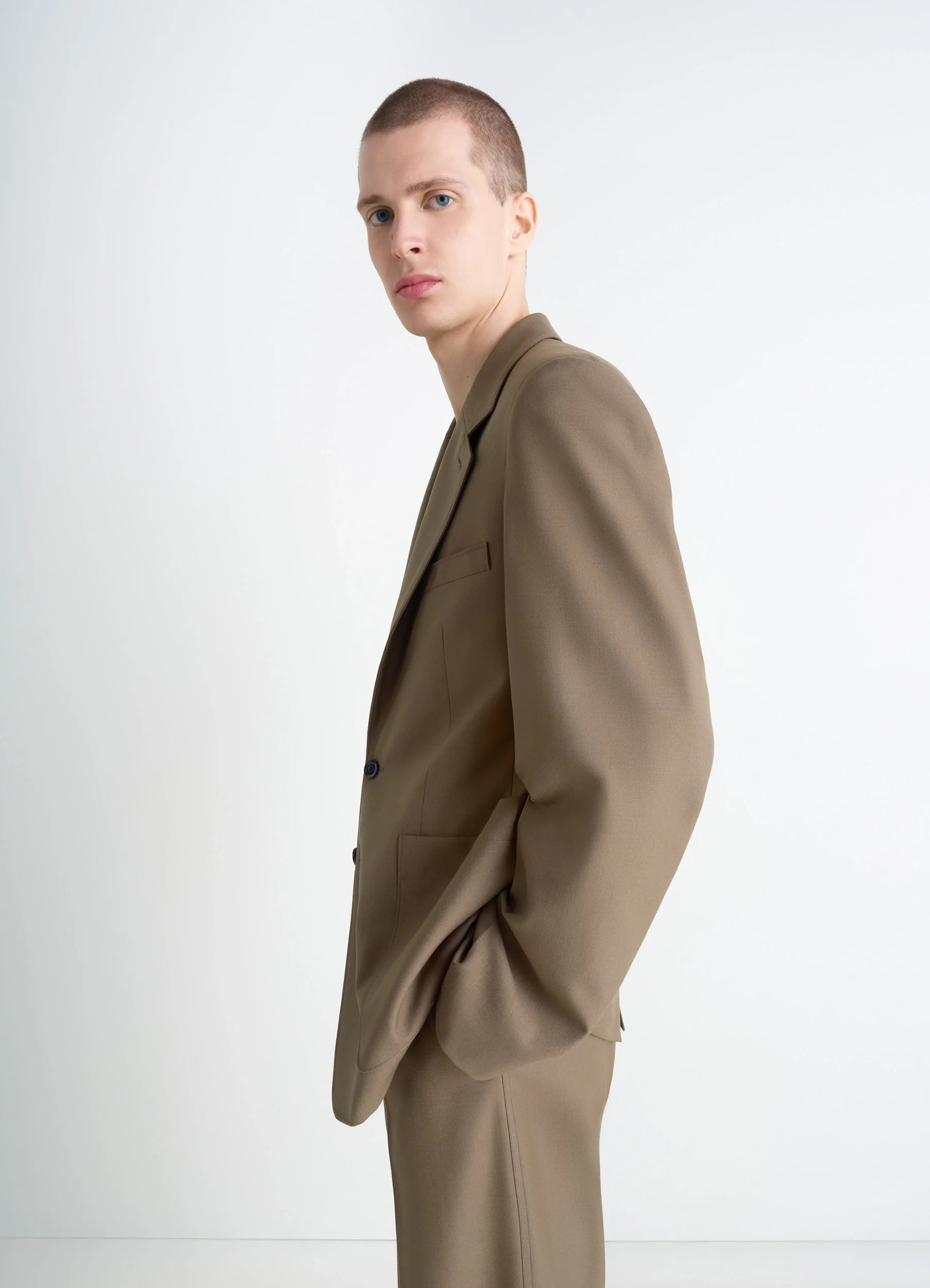Tailored single breasted jacket in wool-blend in taupe, model shot, three-quarter side view sleek shoulder line