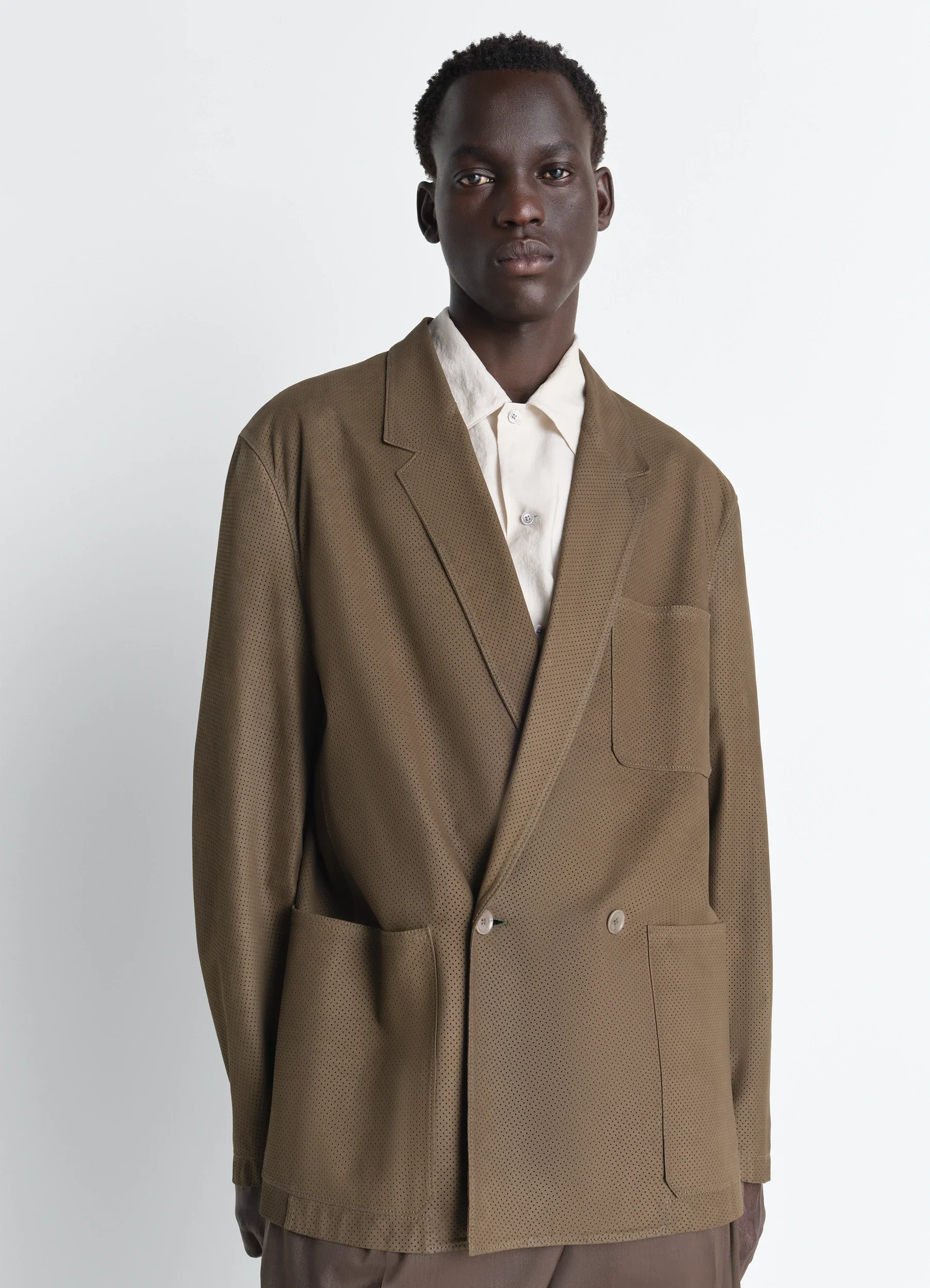 パンチング加工ヌバックレザーのダブルブレストテーラードジャケット