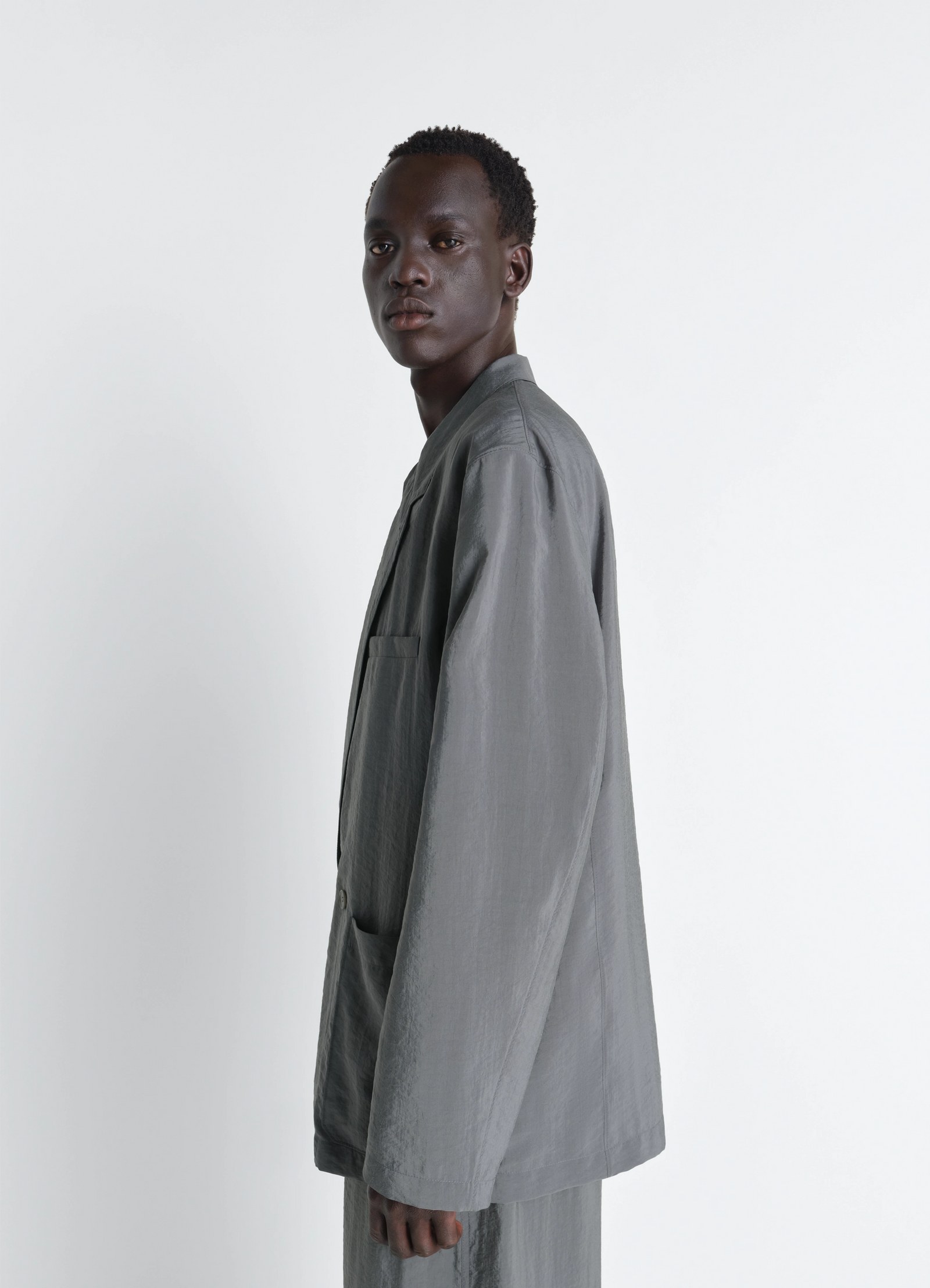 Soft double breasted jacket in dry silk, model shot, side view straight cut, loose sleeve