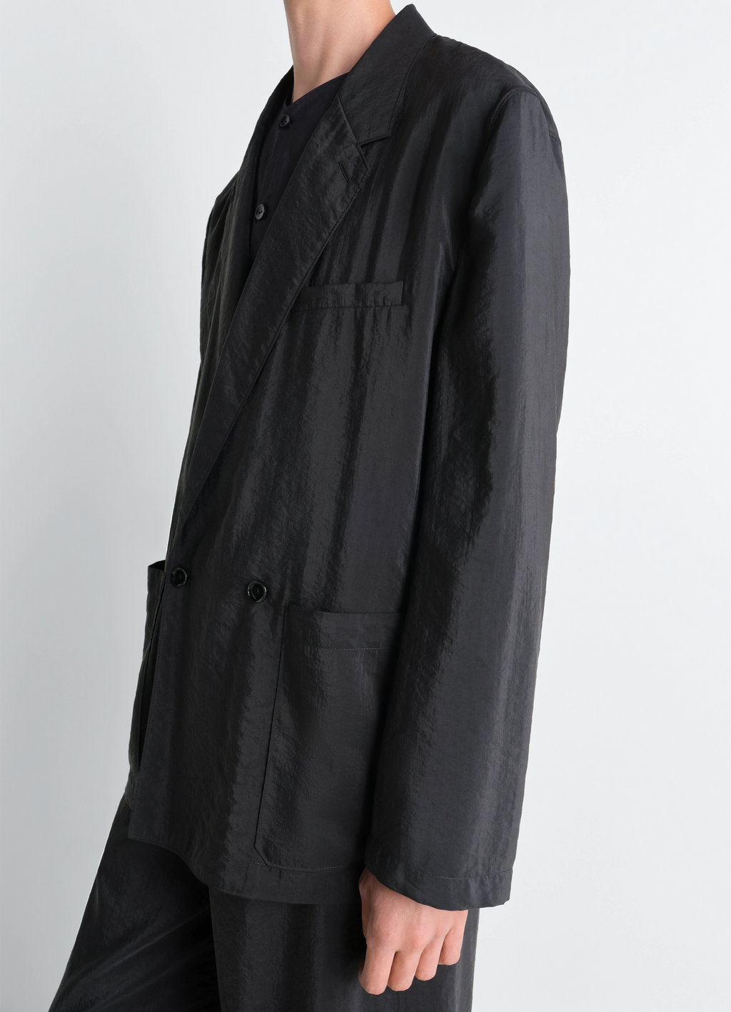 드라이 실크 소재의 부드러운 더블 브레스트 재킷