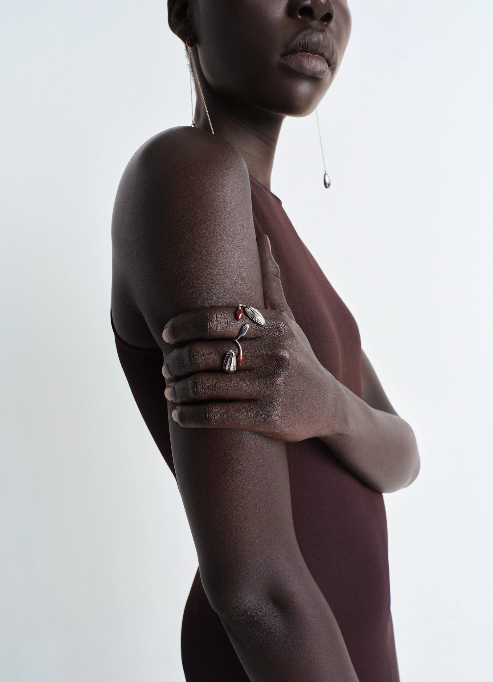 Girasol double ring in silver-plated brass with resin, model shot, side view elegant and minimal