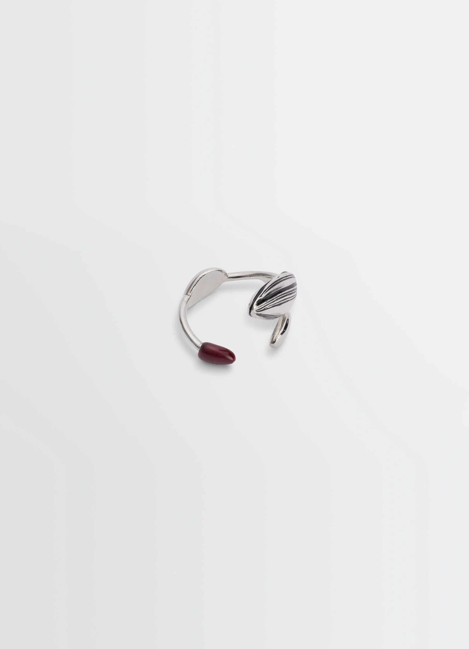 Girasol ring in silver-plated brass, product shot, side view resin details