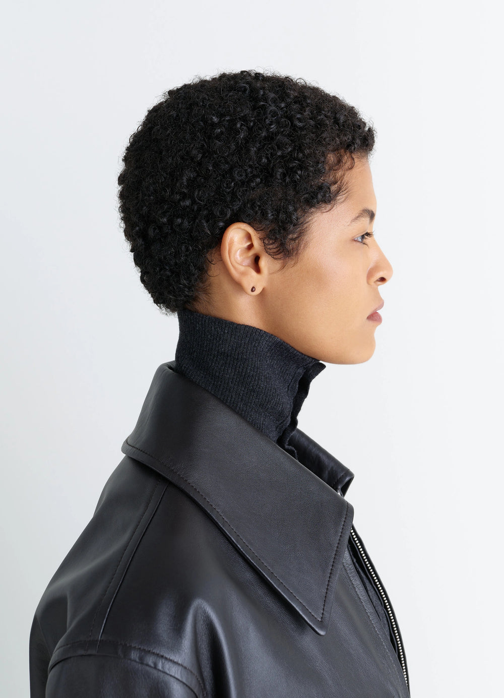 Lemaire Four-Piece Piercing Set in Rhodium-Plated Silver and Resin, model shot, profile porte subtle stud earring style