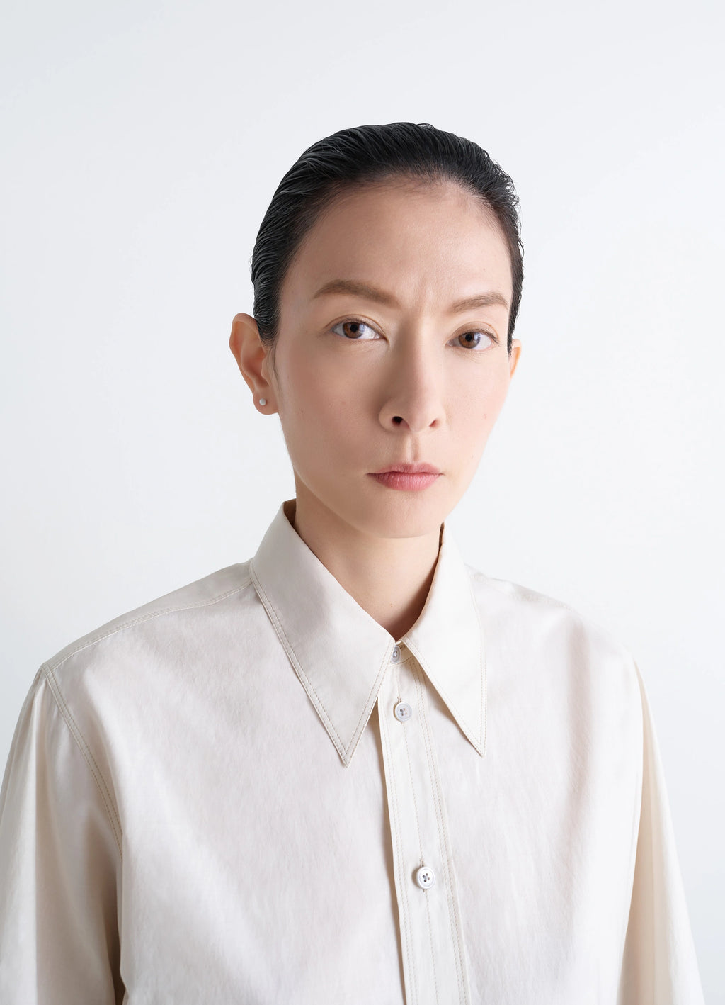 PIERCINGS SET in Gold-plated silver and resin, model shot, portrait close-up view minimalist sharp collar