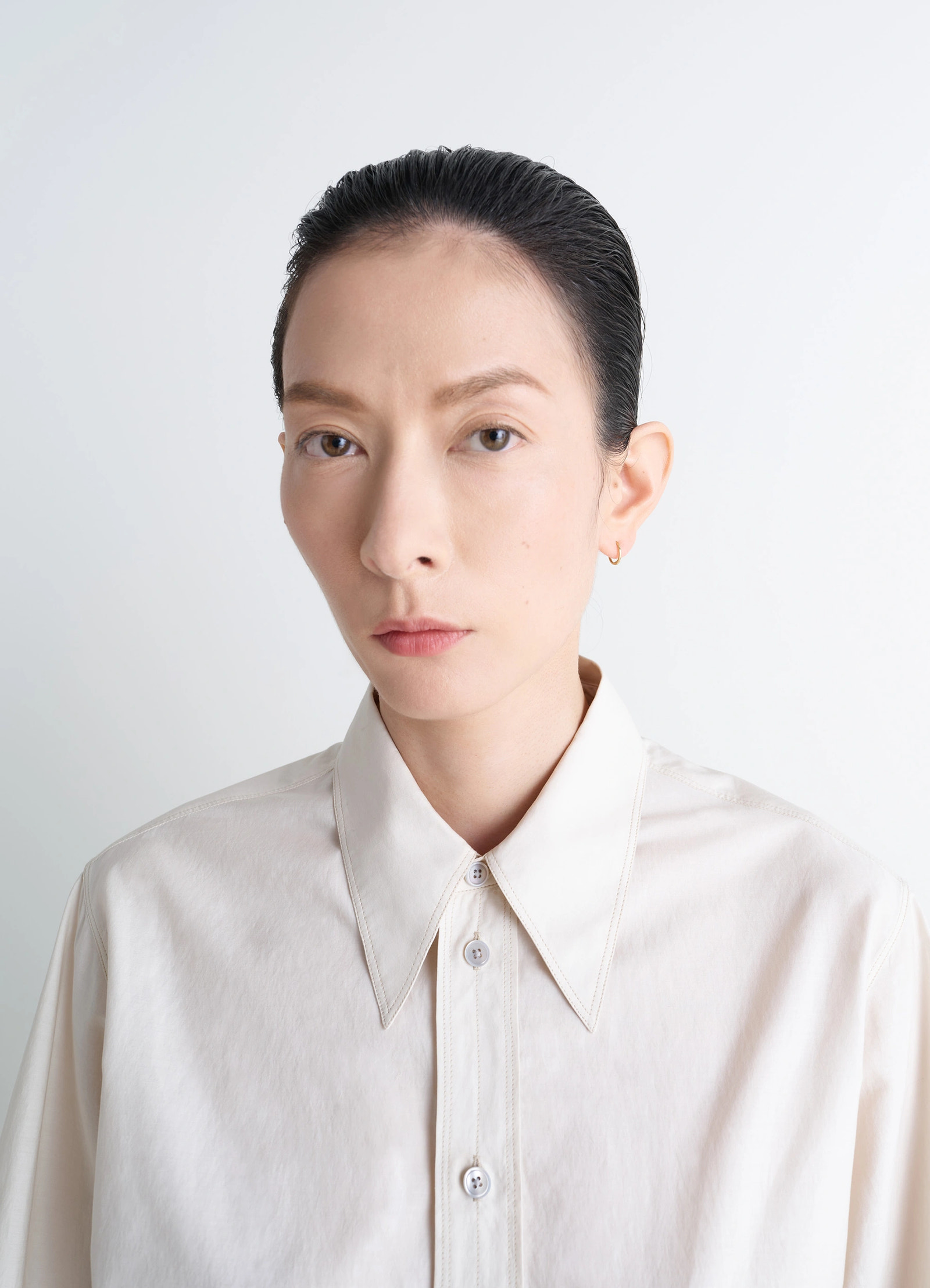 Piercings set in gold-plated silver and resin, model shot, three-quarter view smooth texture, sharp collar