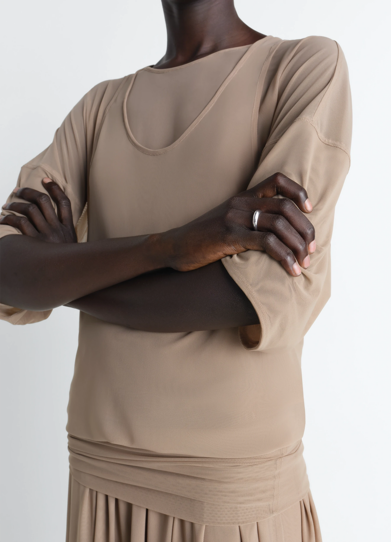 Drop ring in silver in rhodium-plated silver, model shot, porte arm close-up minimalist plain band