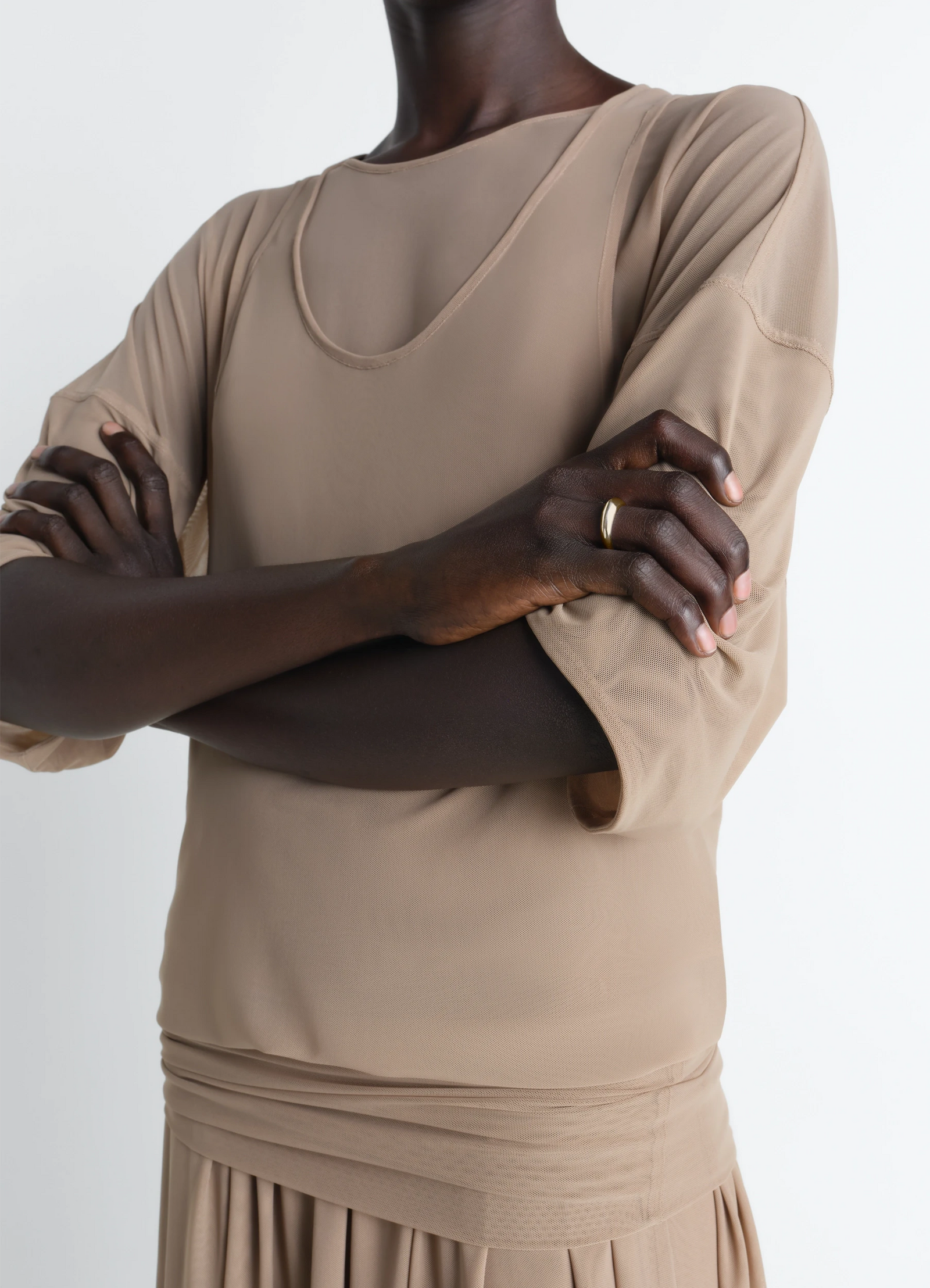 Drop ring in vermeil in vermeil with gold finish, model shot, detail shot minimalist round shape