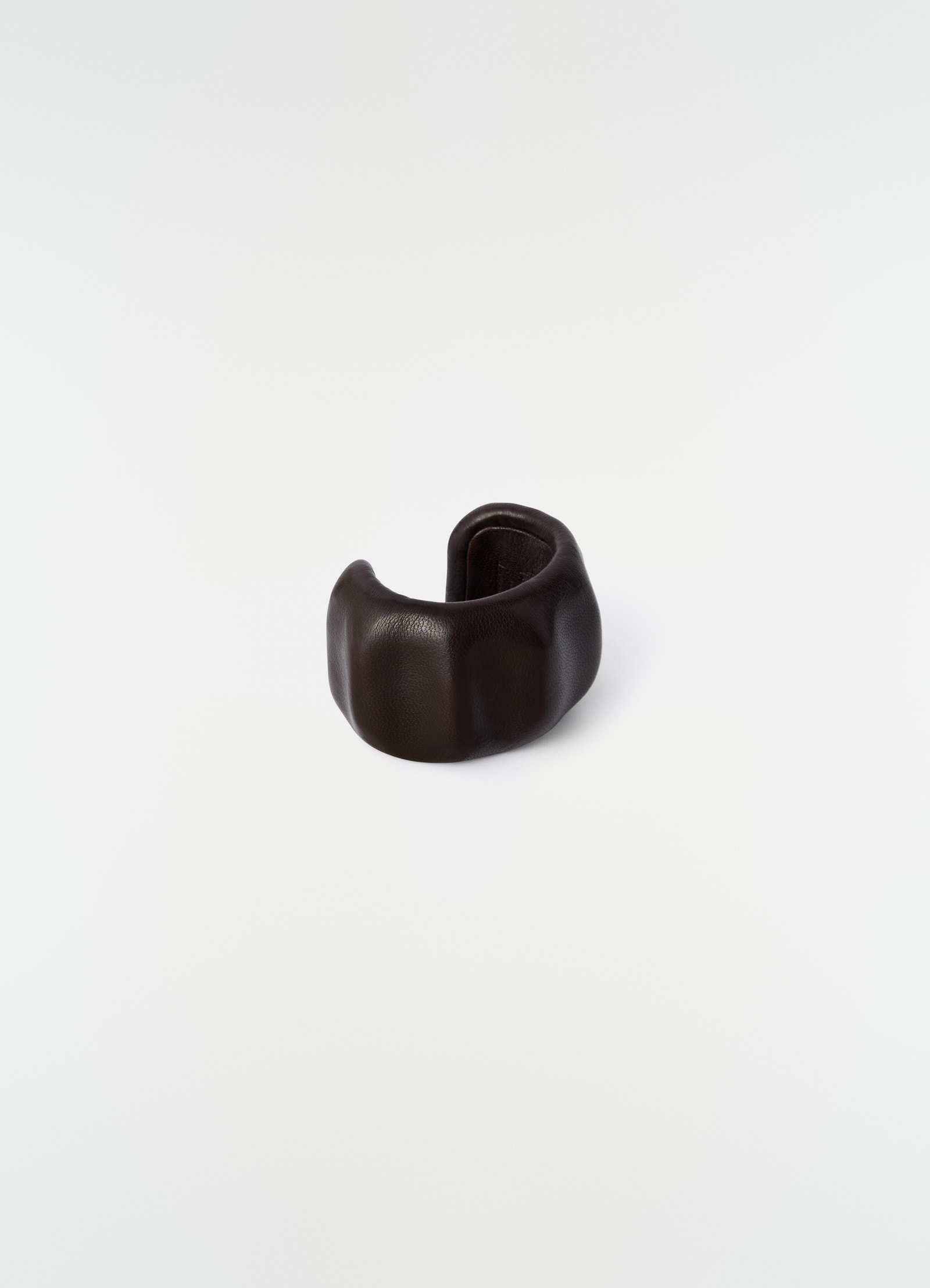 Carlos カフ、ダークブラウン、白背景の商品画像、クローズアップ