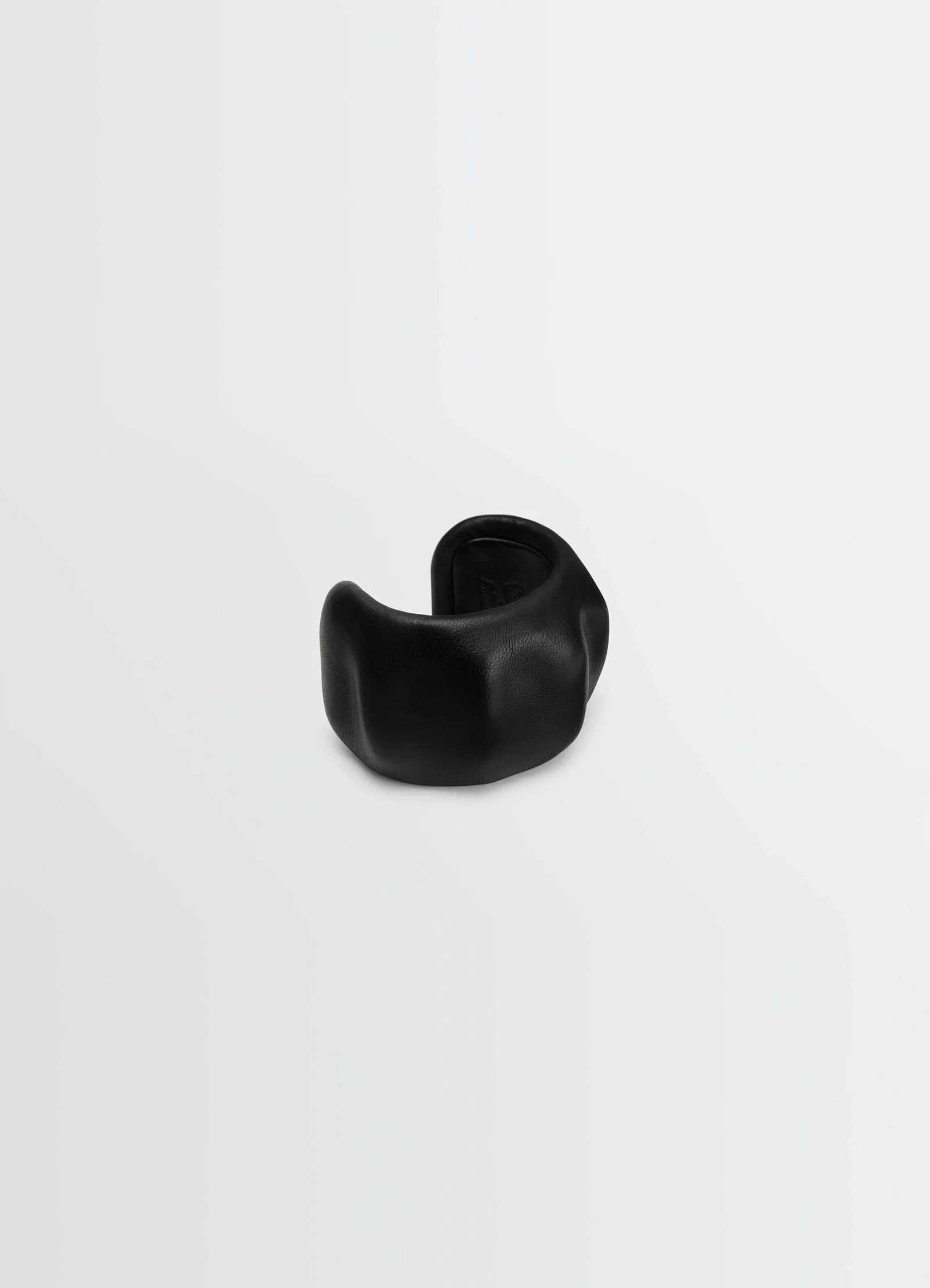 Carlos cuff by lemaire in black goats leather, product shot, three-quarter view organic form