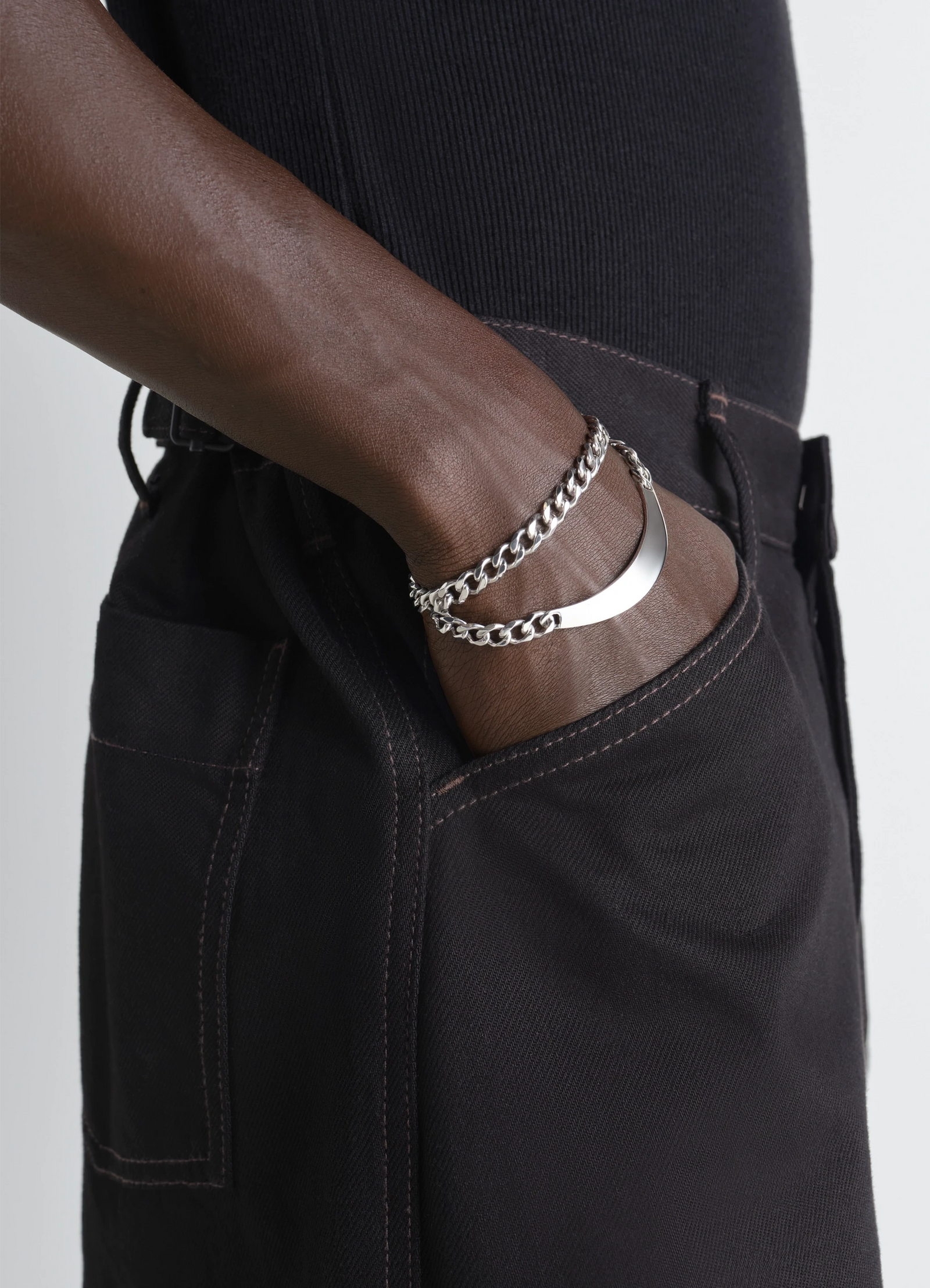 Id bracelet m in silver, model shot, side view chunky chain style