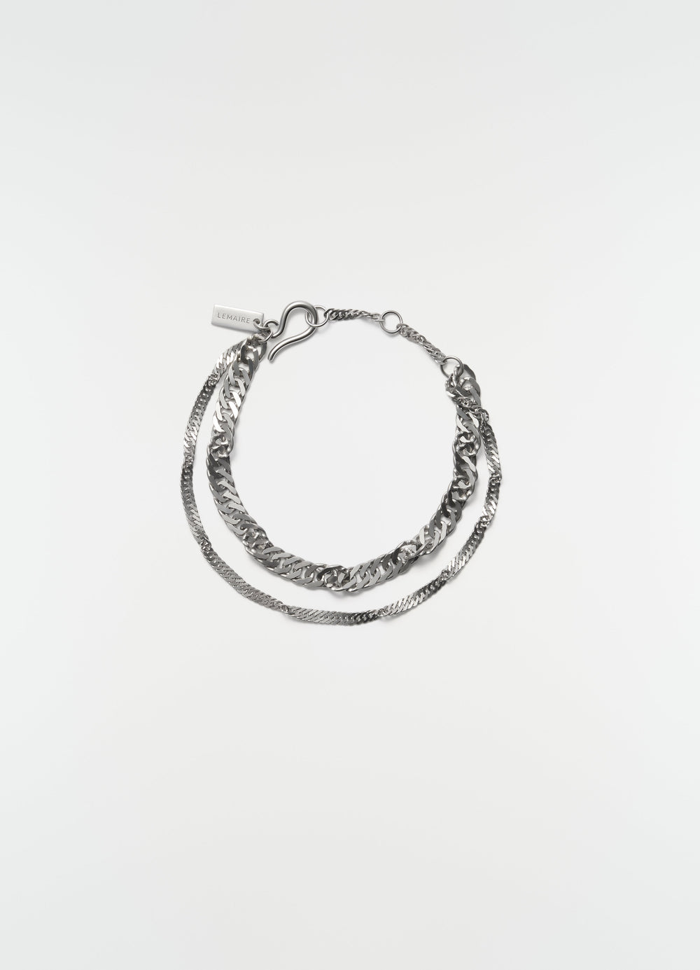 Bracelet à chaînes torsadées en argent rhodié, présenté à plat sur fond blanc