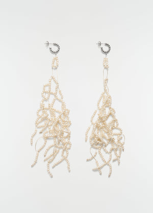 Boucles d'oreilles à pampilles en perles de verre, coloris crème, vue produit sur fond blanc, détails métalliques, franges visibles