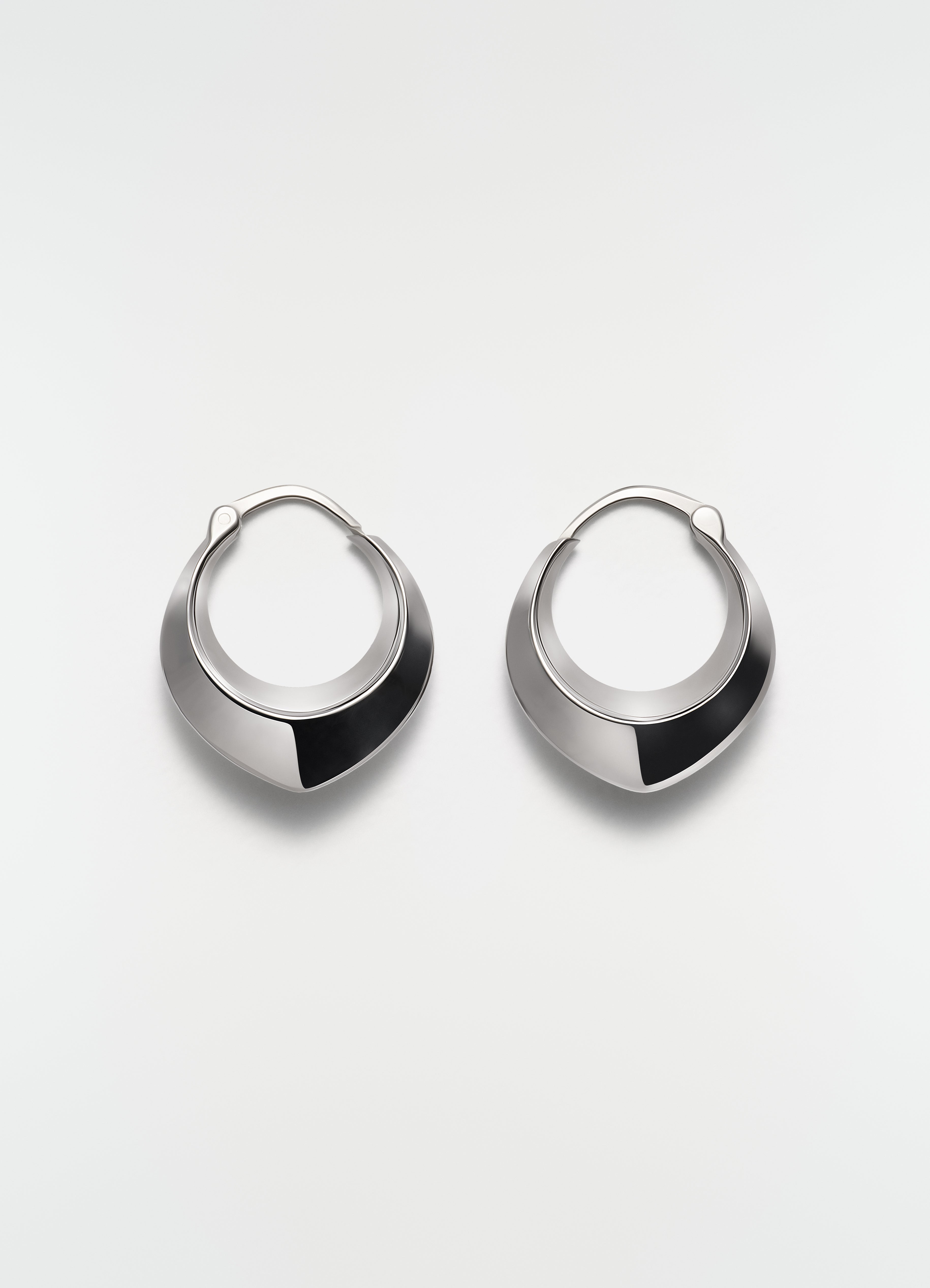 DROP EDGE HOOP EARRINGS IN RHODIUM-PLATED SILVER
