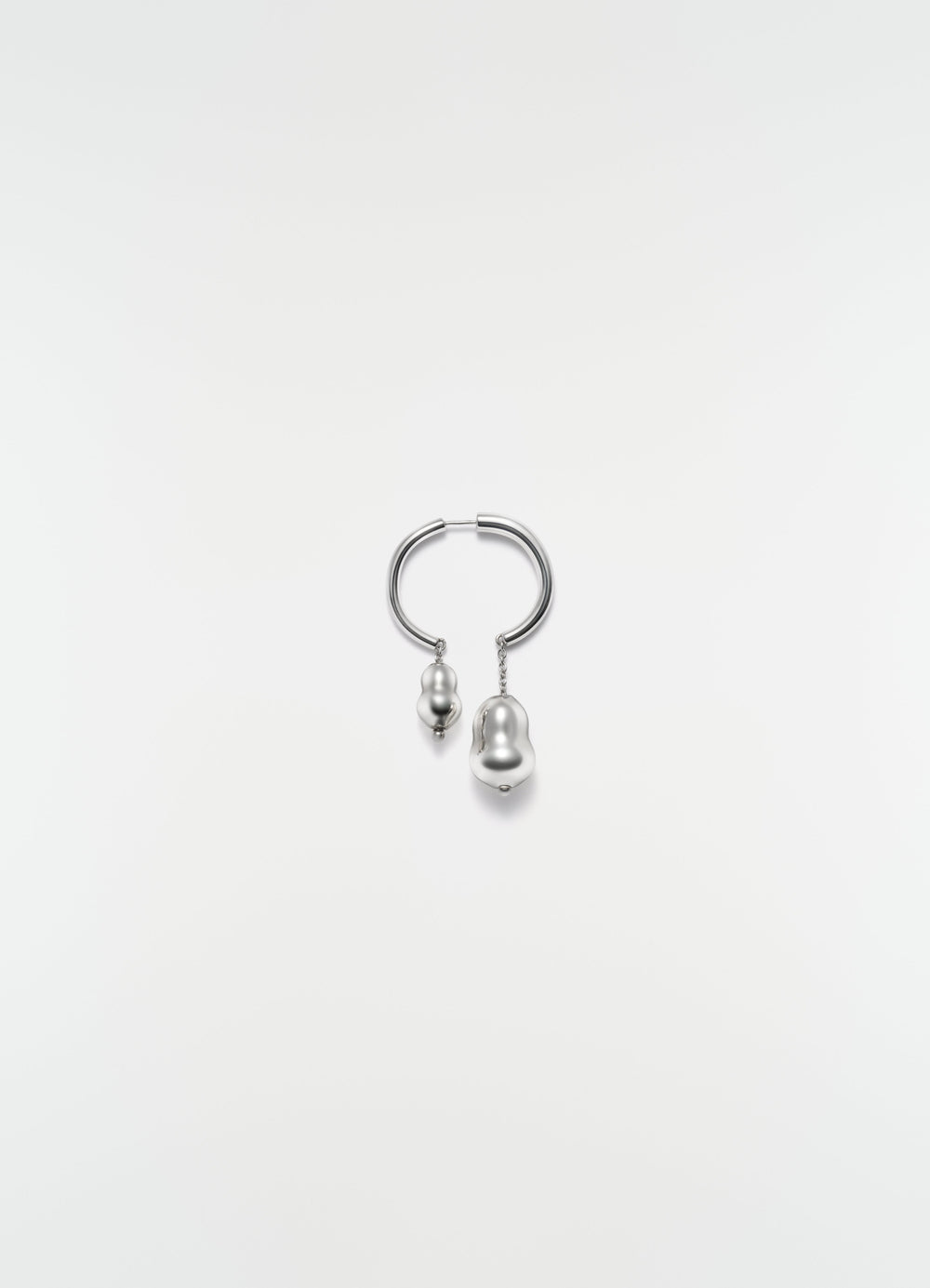 Créole unique en verre soufflé et argent rhodié, vue produit sur fond blanc