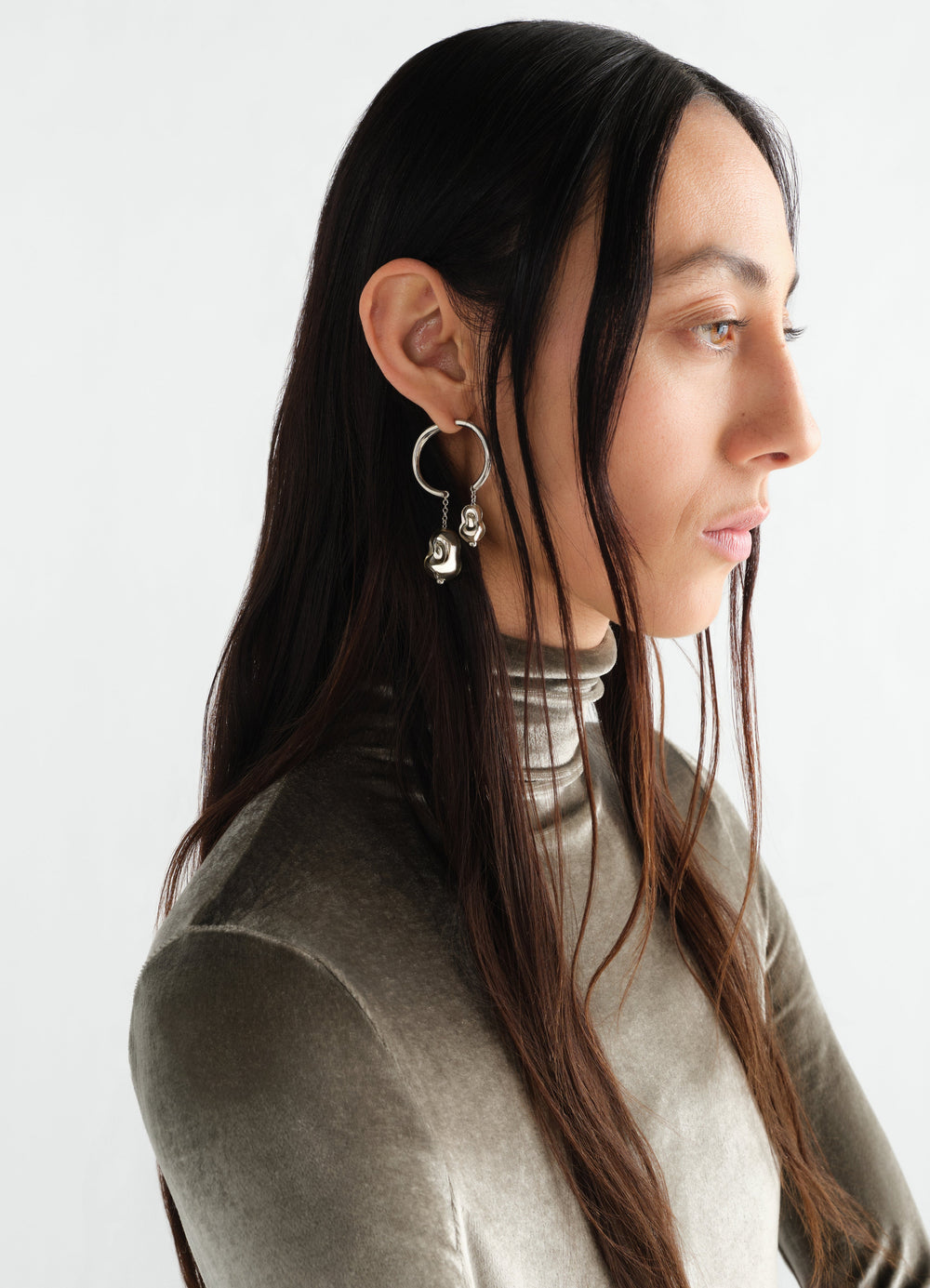 Créole unique en verre soufflé et argent rhodié, porté par un mannequin, vue de profil