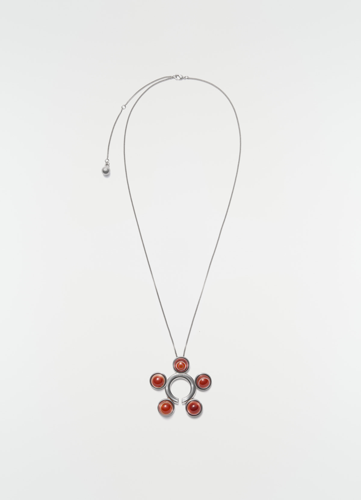 Bijou de vêtement et collier en laiton