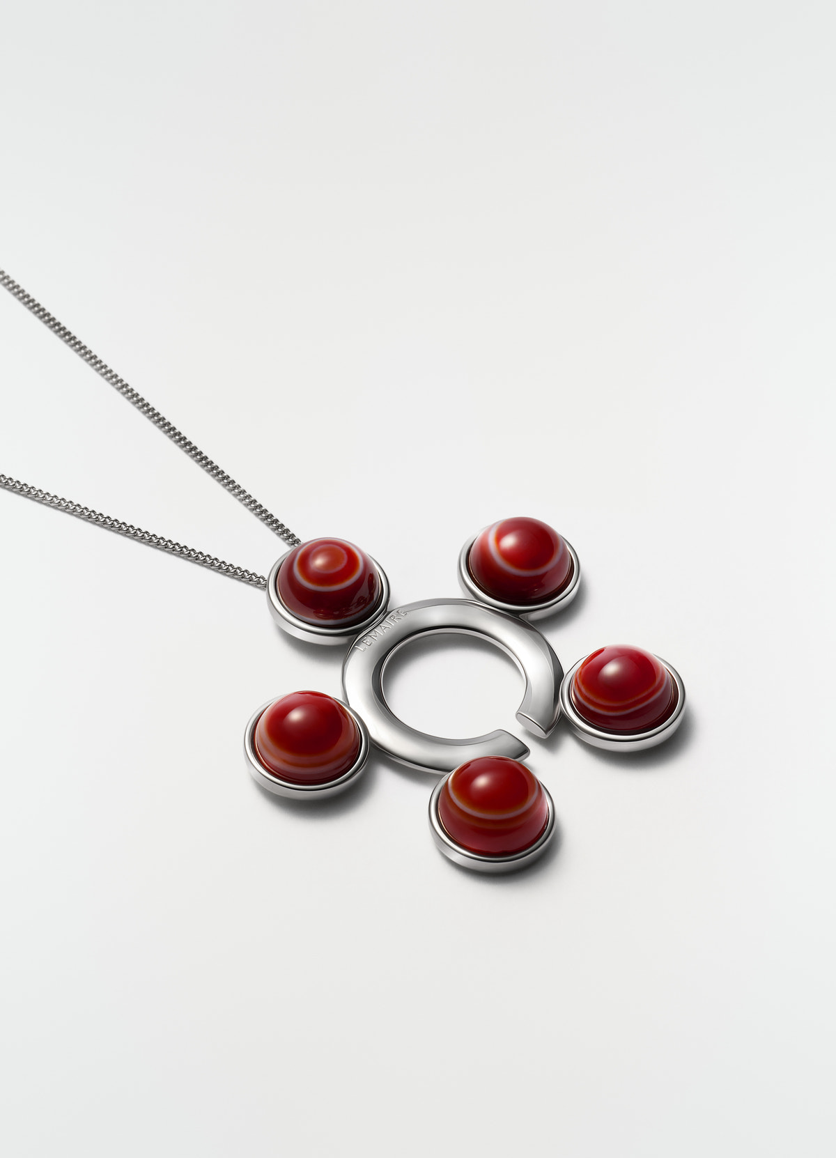 Bijou de vêtement et collier en laiton