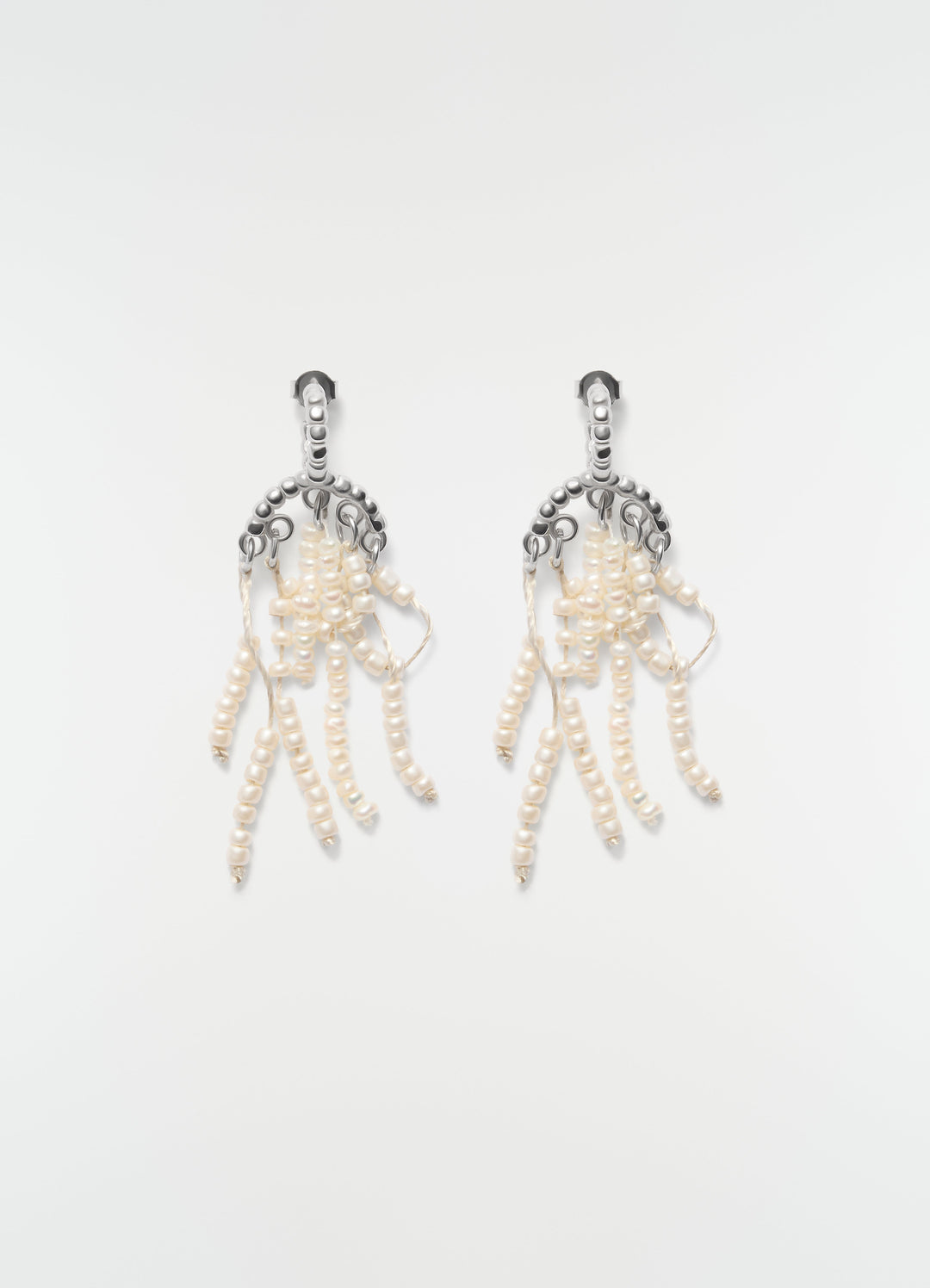 Boucles d'oreilles courtes à pampilles en perles de verre, coloris argenté, vue produit sur fond blanc, franges visibles