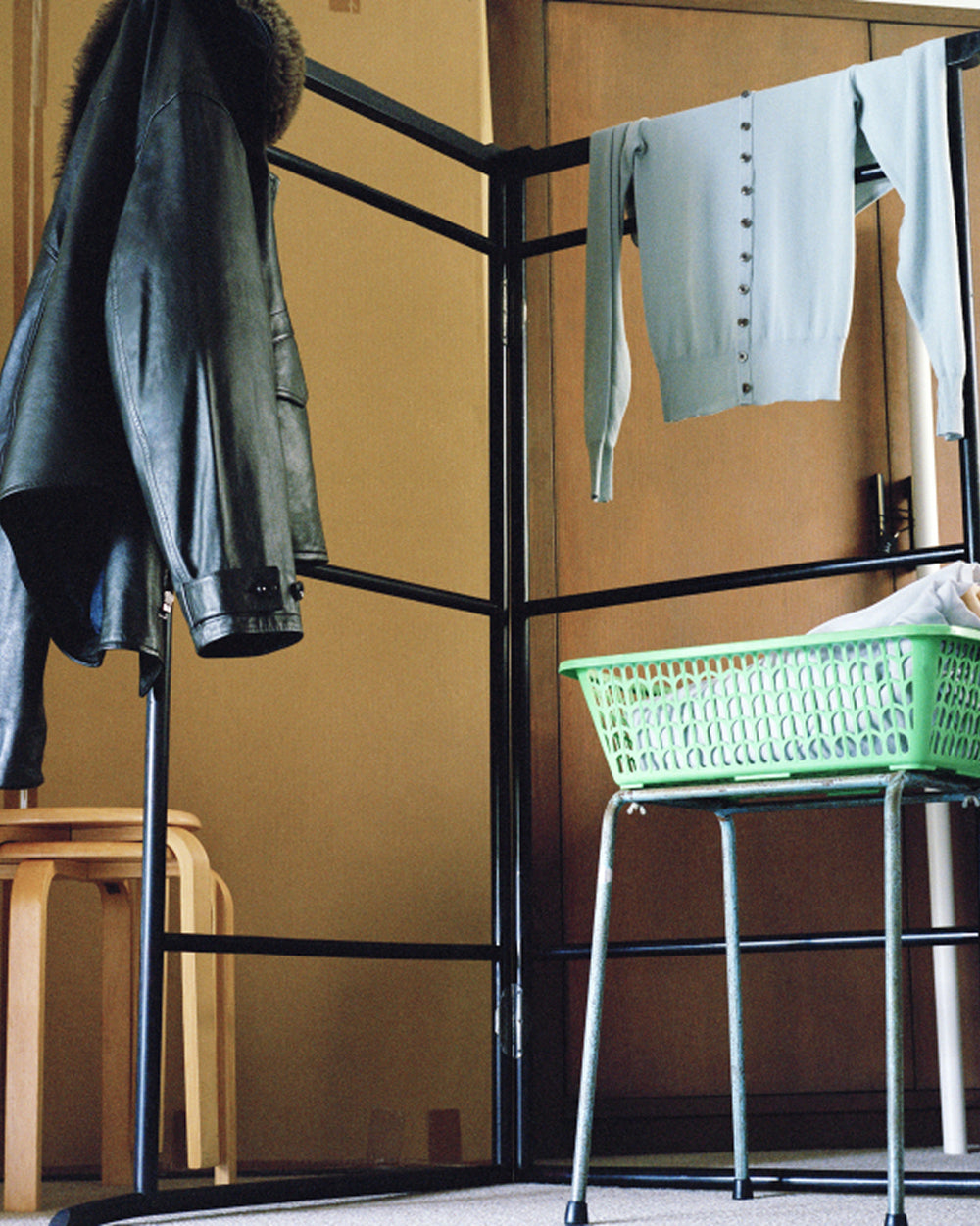 Black leather jacket in black leather, side view fur collar