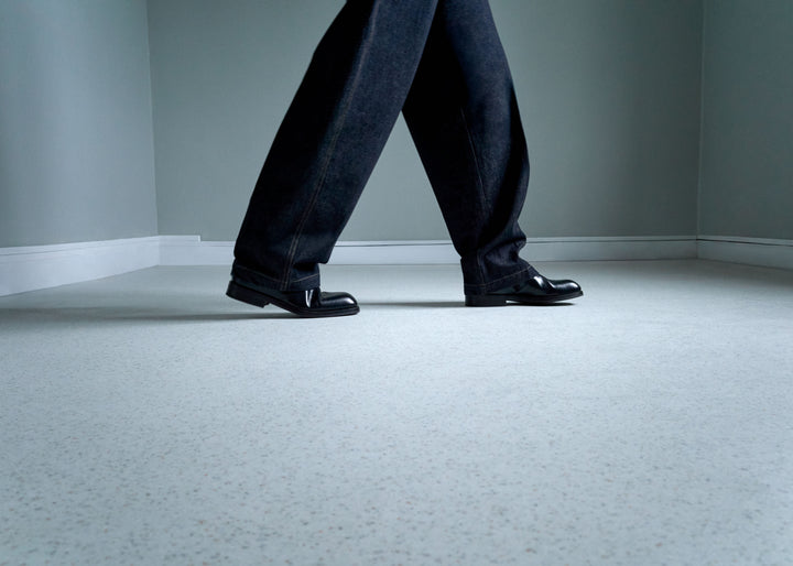 Denim pants in Dark blue denim, model shot, Side view Wide leg