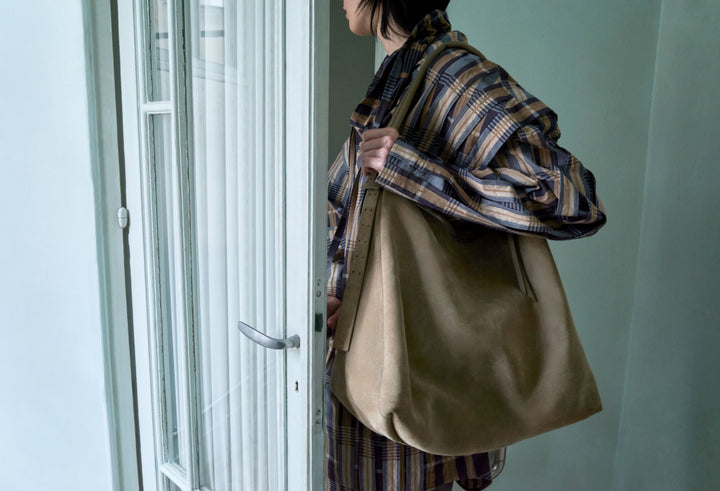 Oversized bag in Beige suede, model shot, Side view Slouchy design