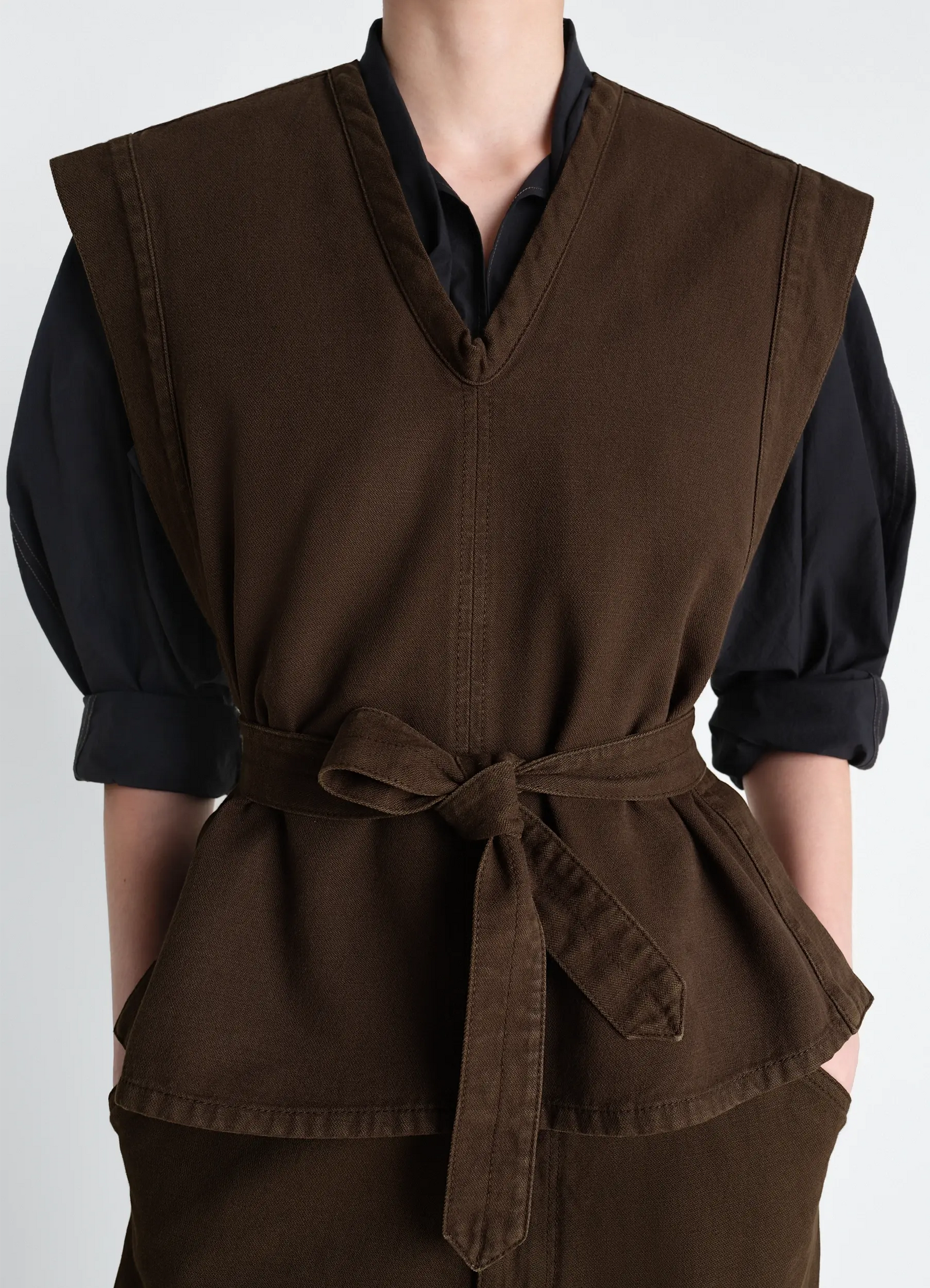 Chasuble in dyed broken twill in dyed broken twill, model shot, close-up from waist up v-neck with a tied belt