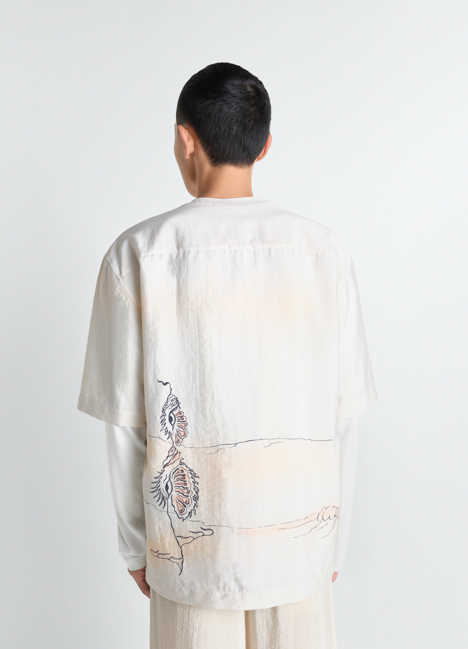 Button neck top in shell printed silk, model shot, back view short sleeves, back print