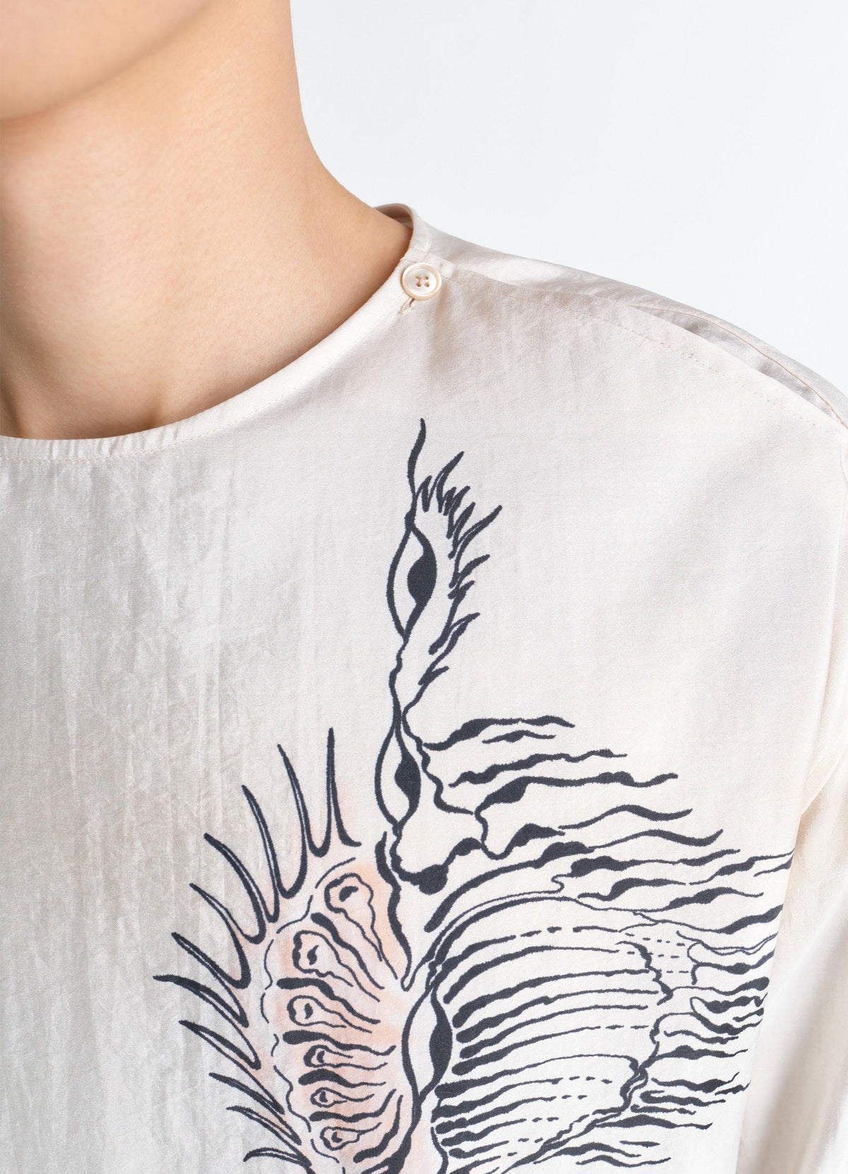 BUTTON NECK TOP IN SHELL PRINTED SILK
