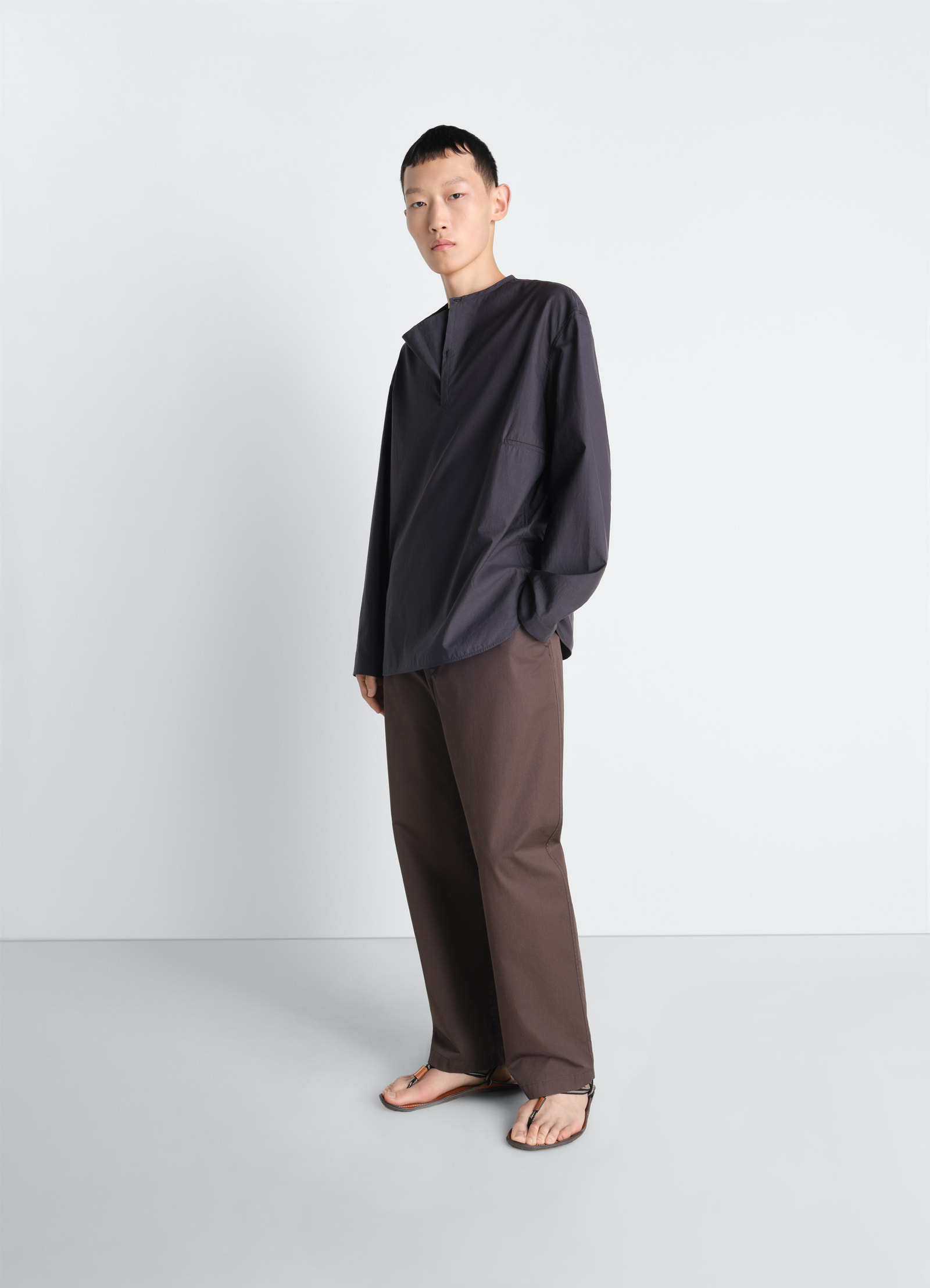 Vareuse top in washed cotton silk, model shot, side view loose fit