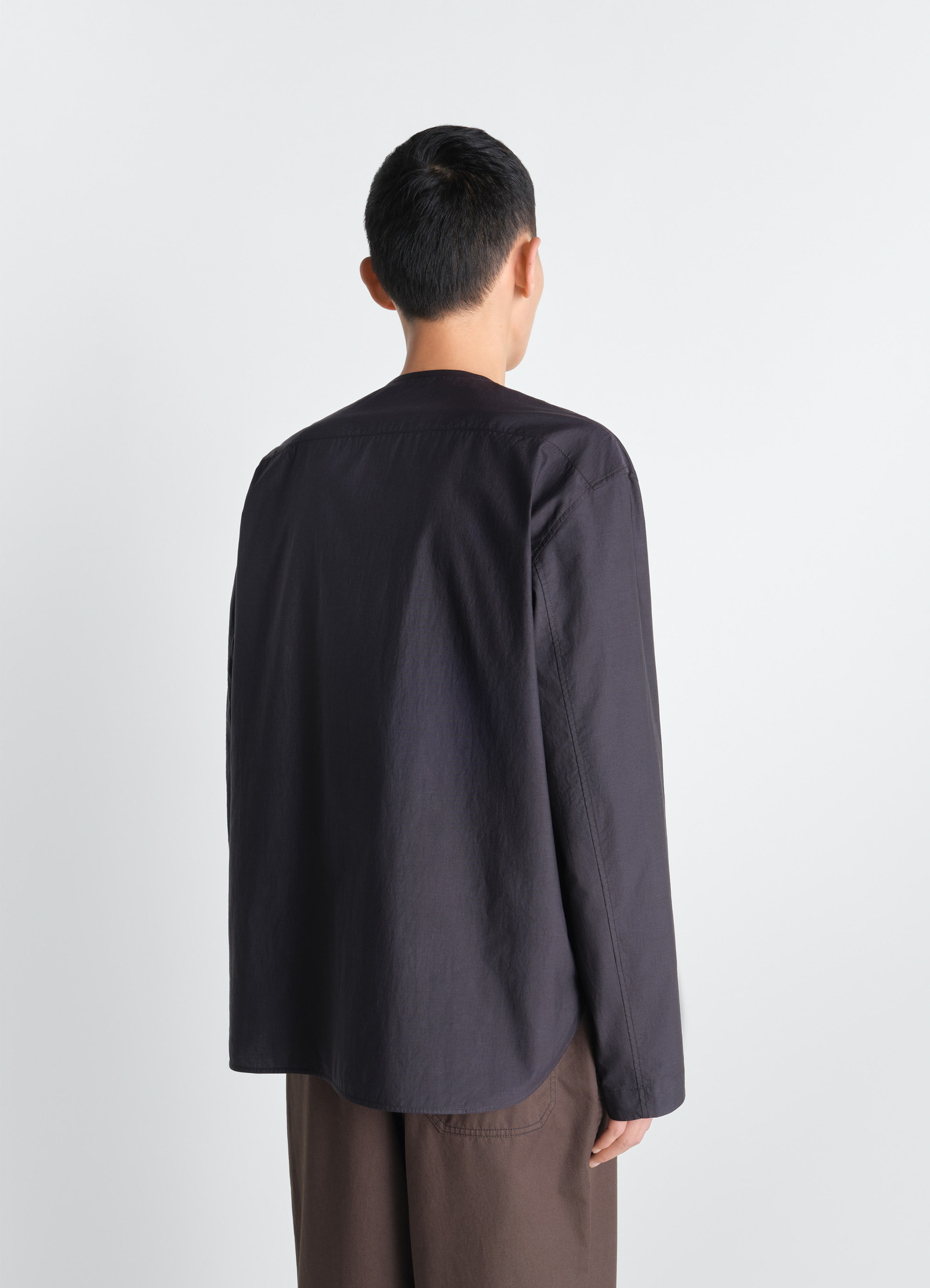 Vareuse top in washed cotton silk, model shot, back view curved hem