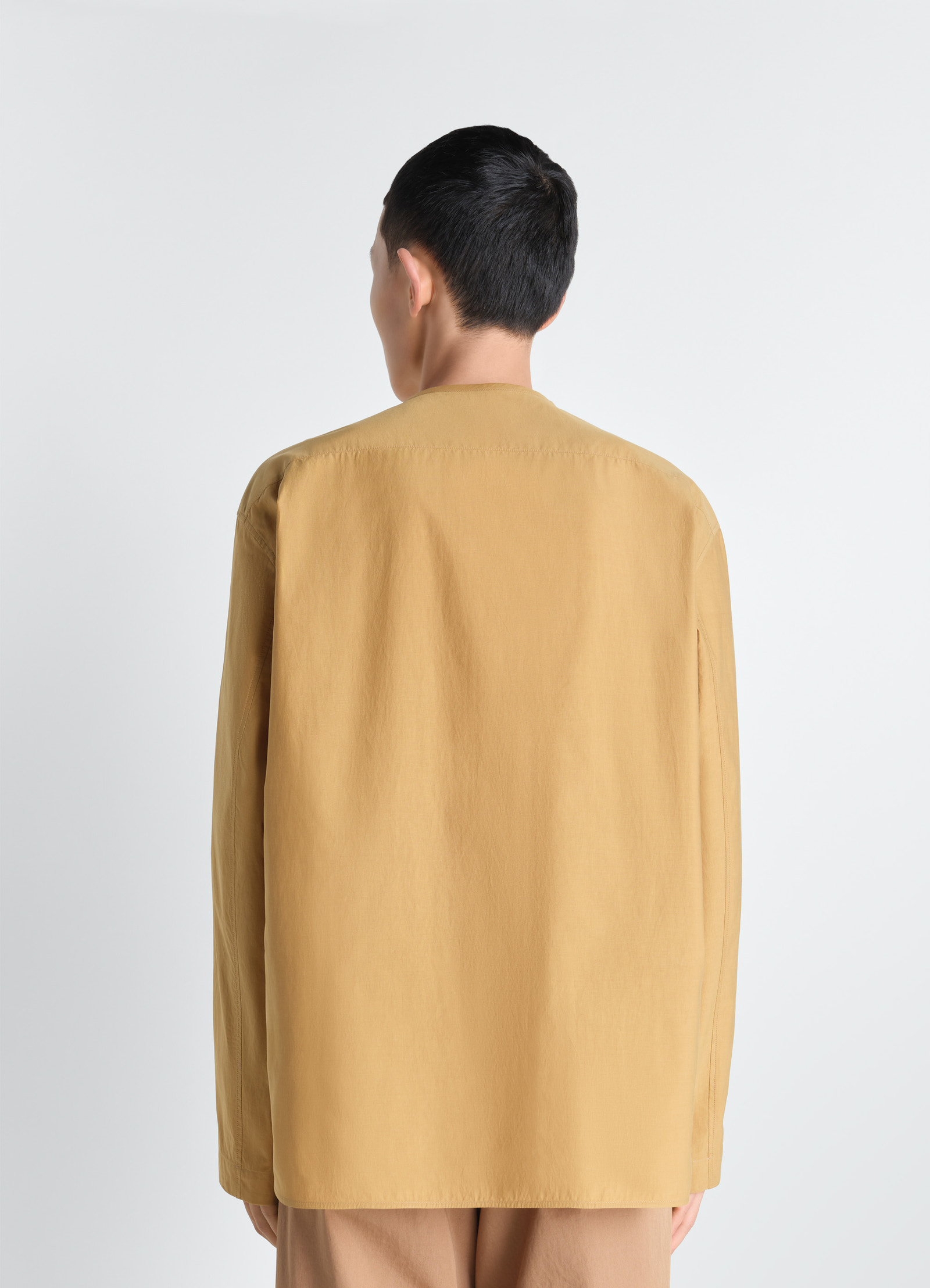 Vareuse top in washed cotton silk, model shot, back view minimalist back style