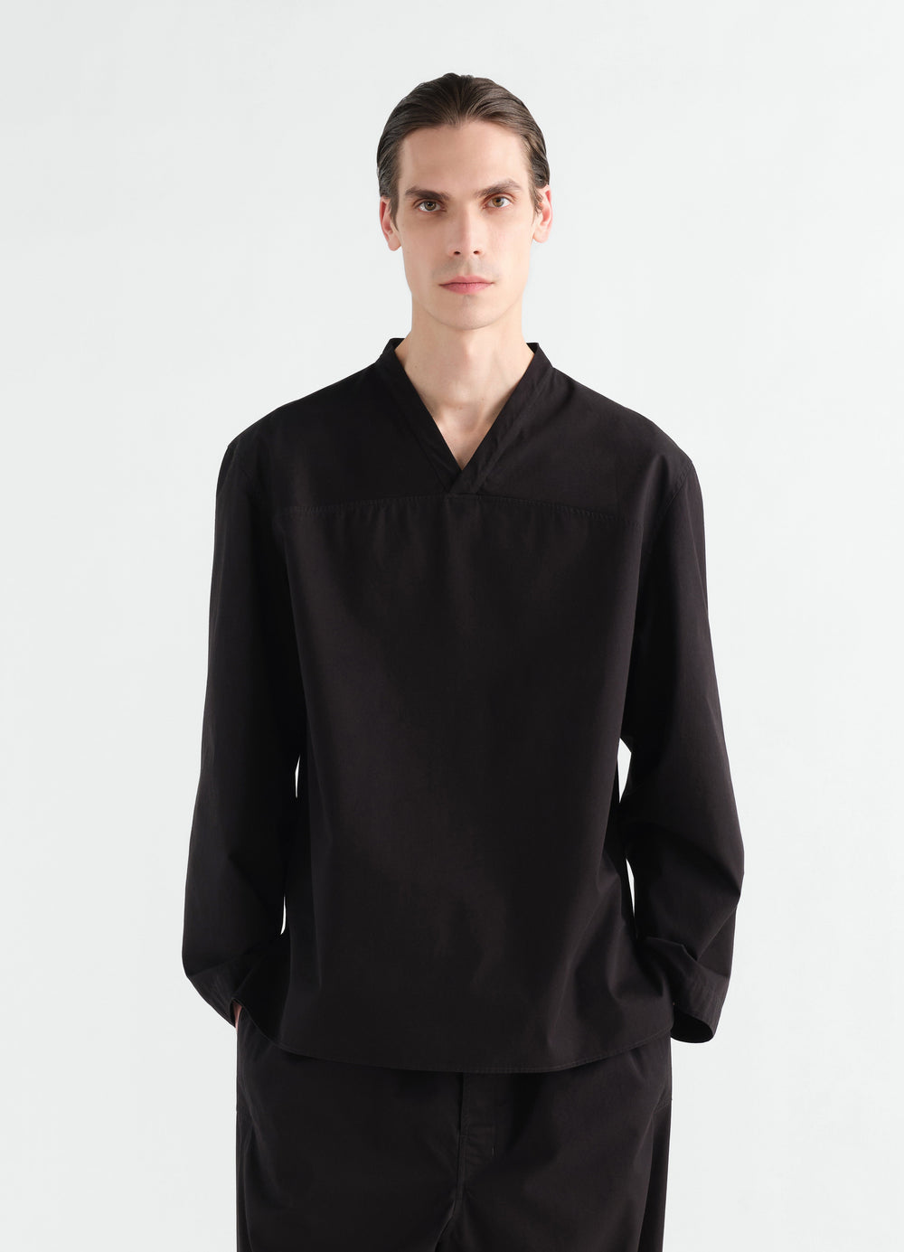Top à encolure V en twill de coton léger, coloris noir, porté par un mannequin, vue de face, poches visibles