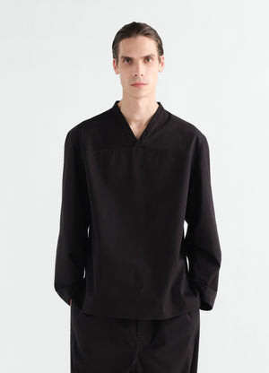 Top à encolure v en twill de coton léger, coloris noir, porté par un mannequin, vue de face, poches visibles